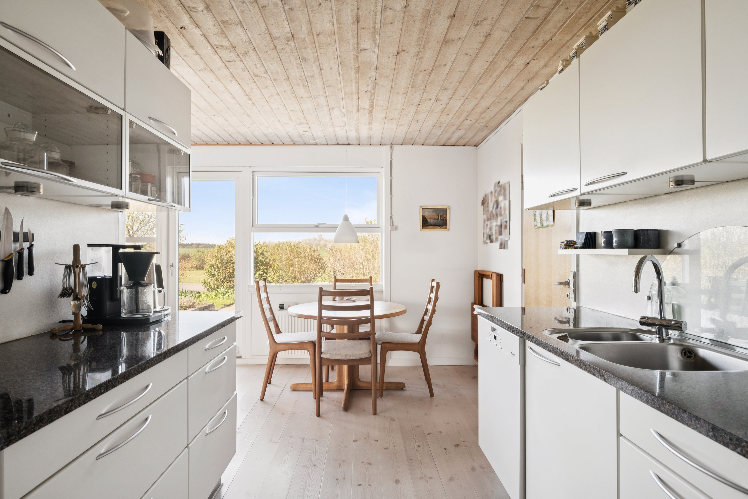 Fremhævet køkken billede i fuldskærmstilstand. Billede af Tinningvej 25, Foldby, 8382 Hinnerup