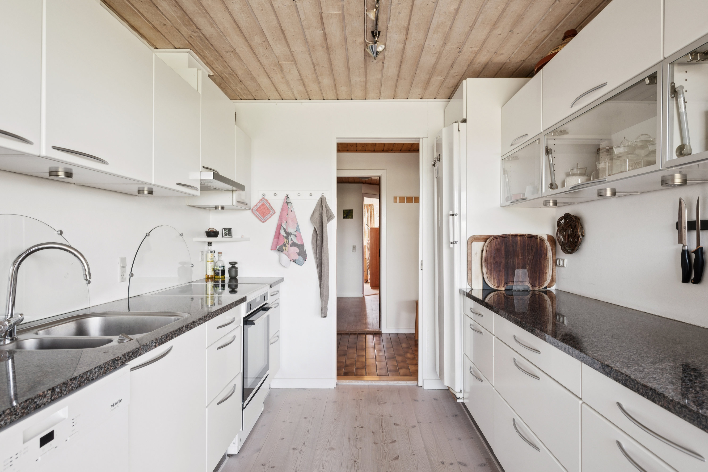 Fremhævet køkken billede i fuldskærmstilstand. Billede af Tinningvej 25, Foldby, 8382 Hinnerup