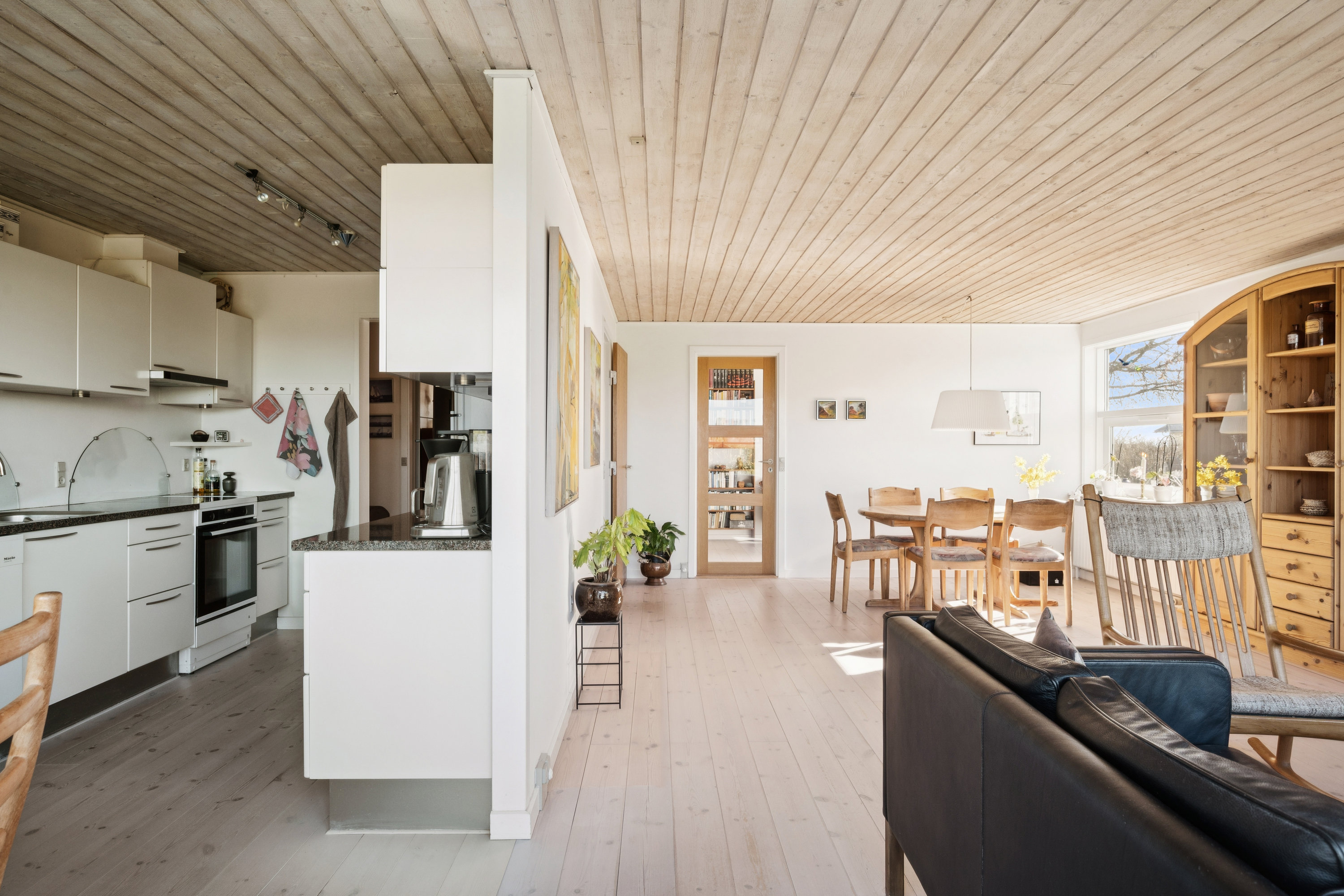 Fremhævet køkken billede i fuldskærmstilstand. Billede af Tinningvej 25, Foldby, 8382 Hinnerup