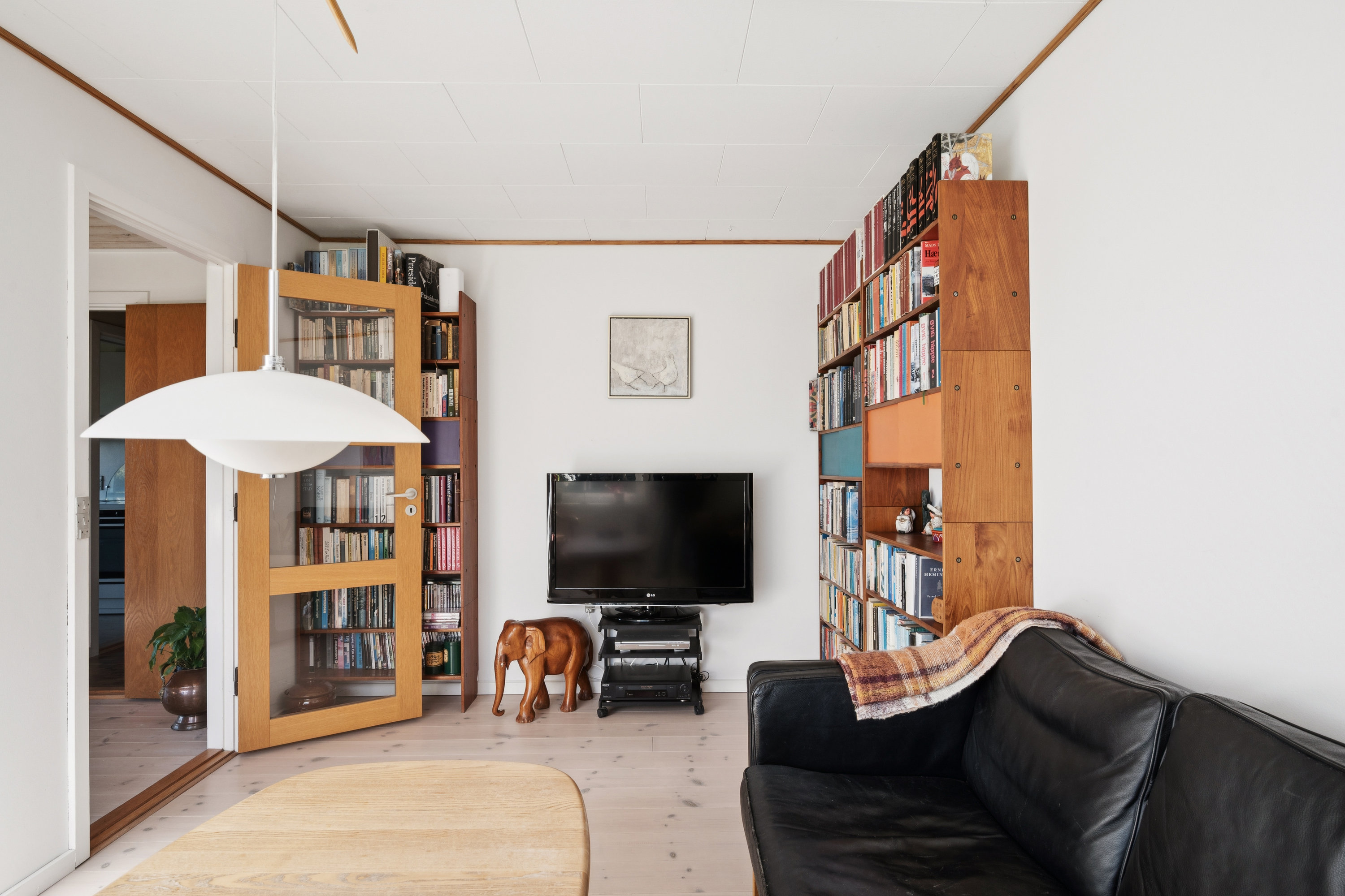 Fremhævet stue billede i fuldskærmstilstand. Billede af Tinningvej 25, Foldby, 8382 Hinnerup