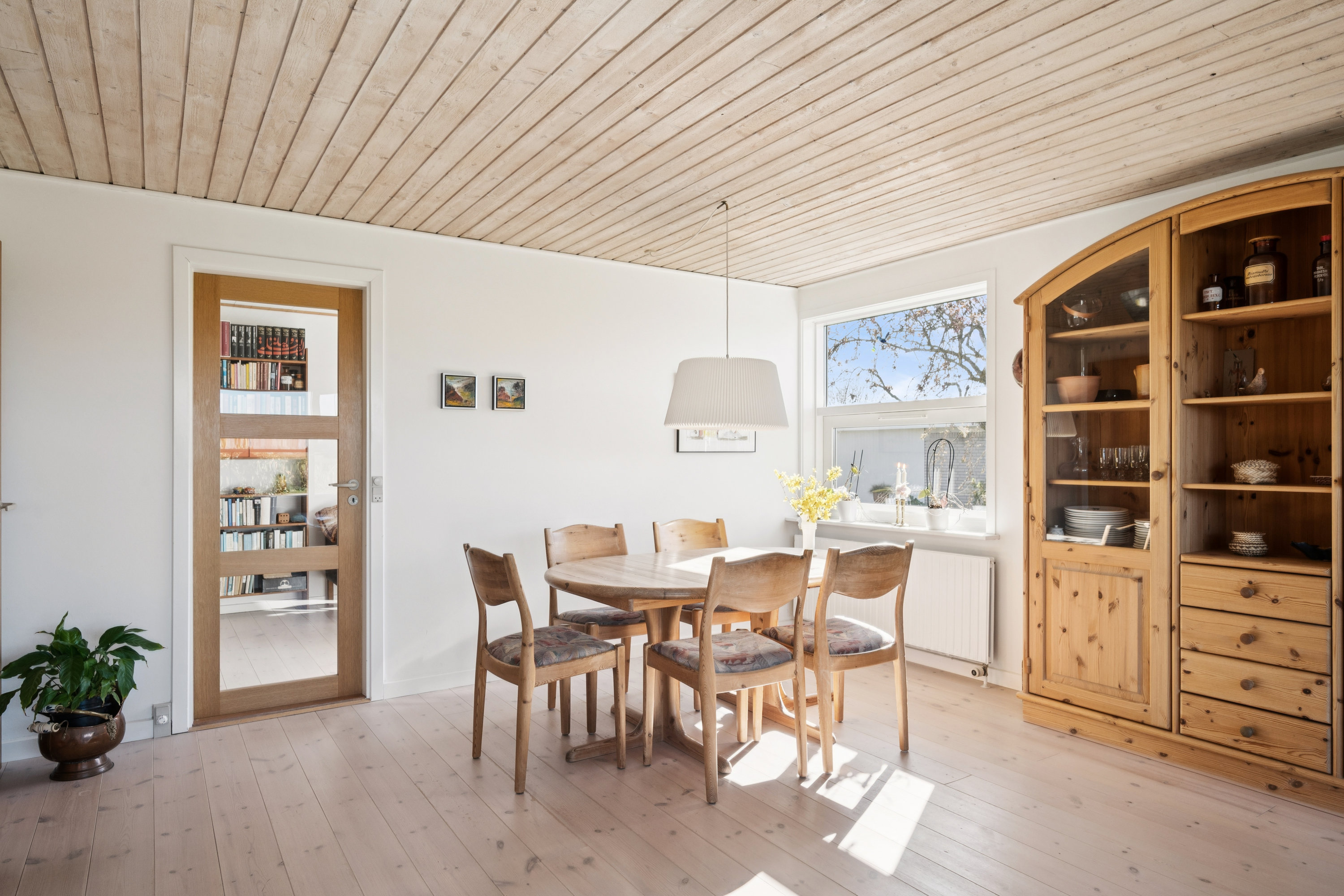 Fremhævet stue billede i fuldskærmstilstand. Billede af Tinningvej 25, Foldby, 8382 Hinnerup