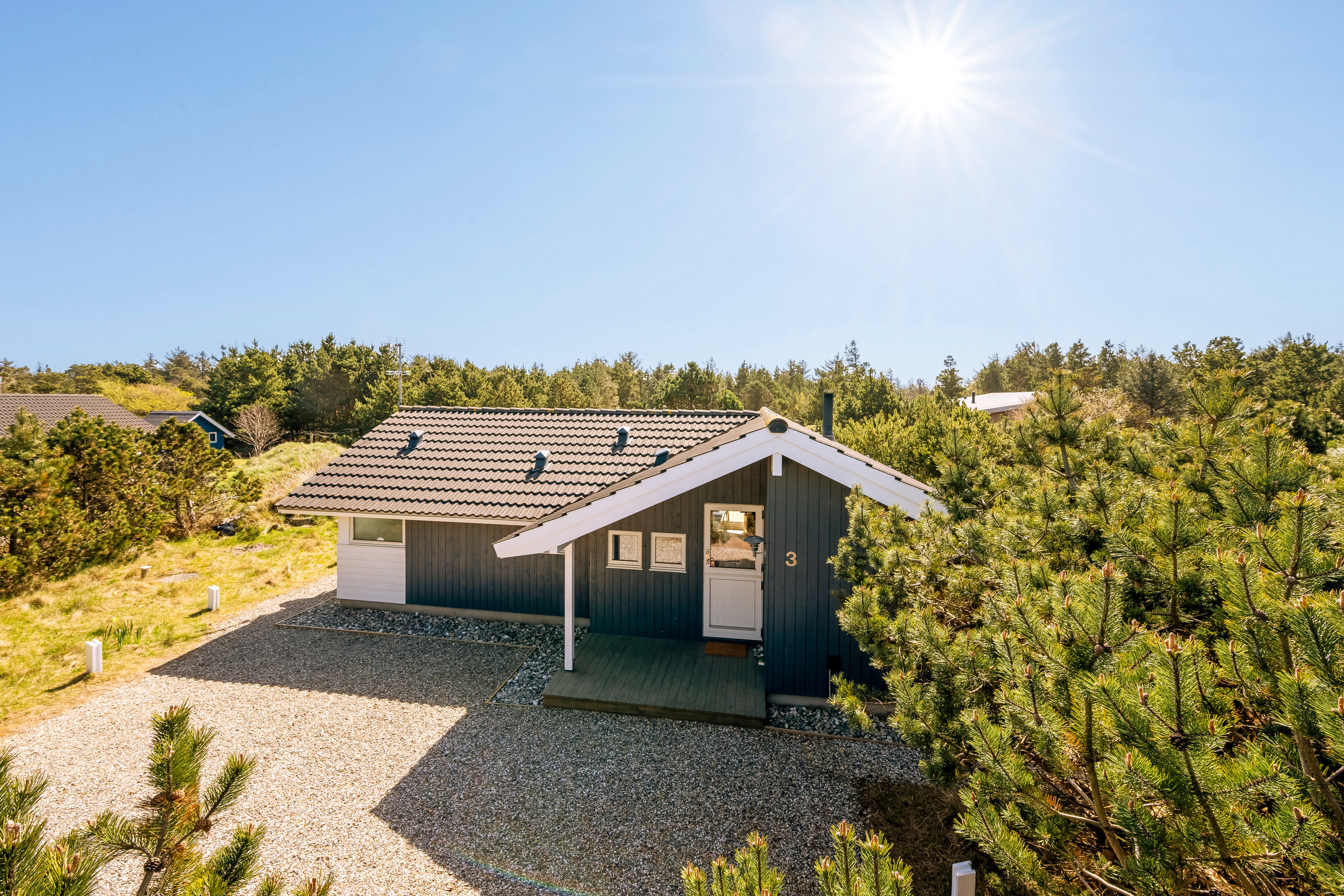 Fremhævet facade billede i fuldskærmstilstand. Billede af Rauhesvej 3, Bjerregaard, 6960 Hvide Sande