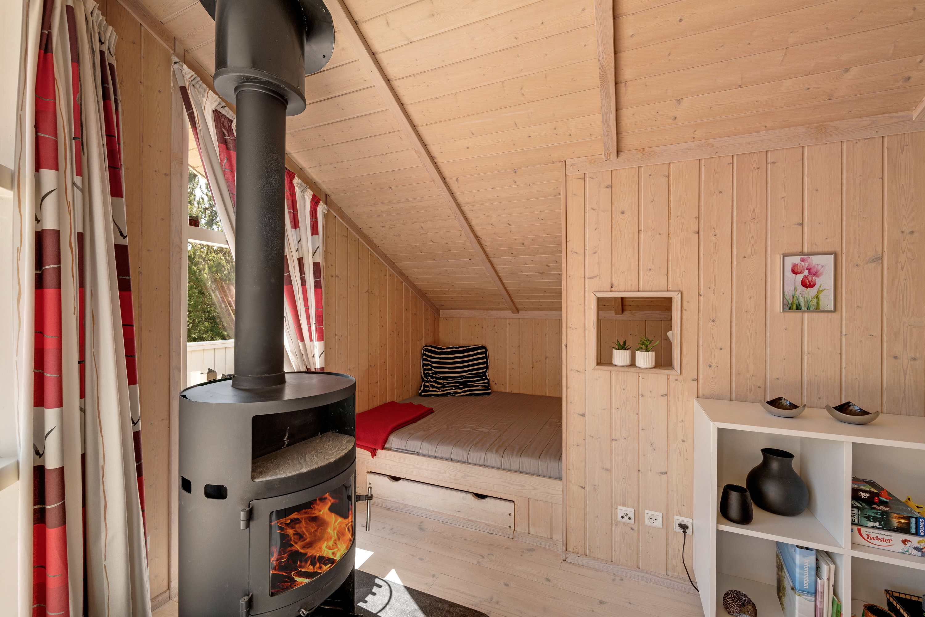 Fremhævet stue billede i fuldskærmstilstand. Billede af Rauhesvej 3, Bjerregaard, 6960 Hvide Sande