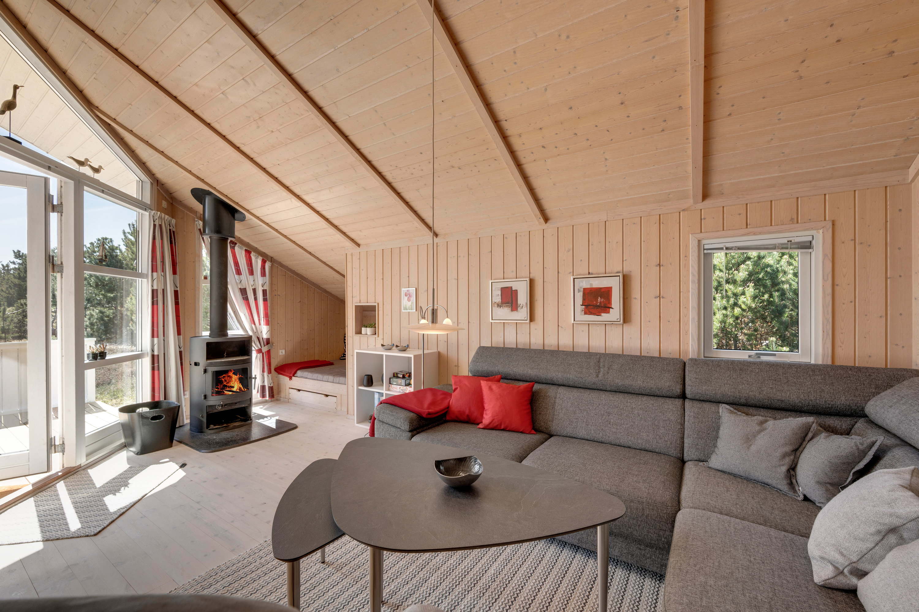 Fremhævet stue billede i fuldskærmstilstand. Billede af Rauhesvej 3, Bjerregaard, 6960 Hvide Sande