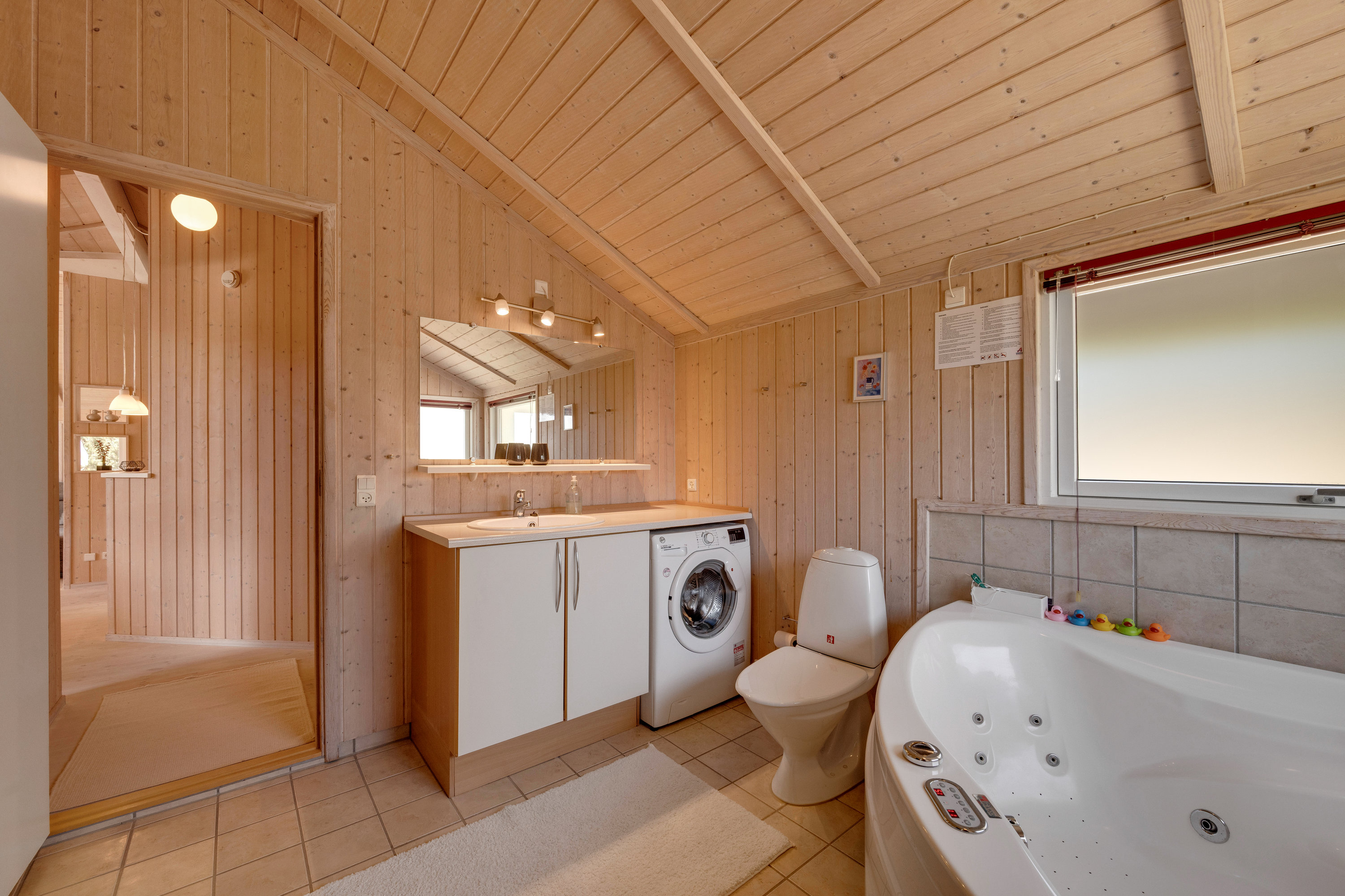 Fremhævet badeværelse billede i fuldskærmstilstand. Billede af Rauhesvej 3, Bjerregaard, 6960 Hvide Sande