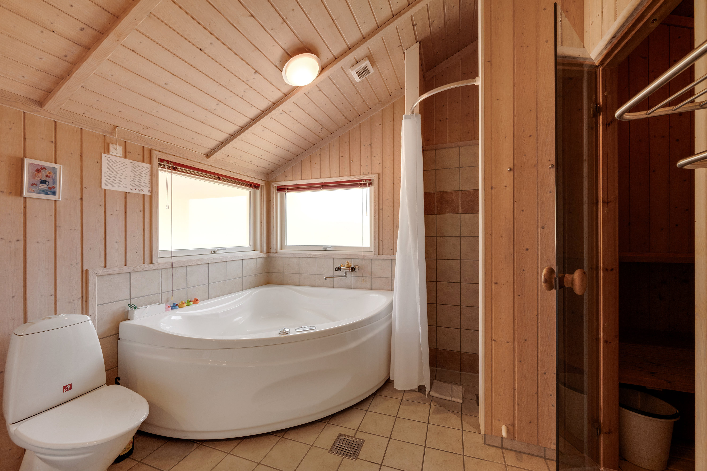 Fremhævet badeværelse billede i fuldskærmstilstand. Billede af Rauhesvej 3, Bjerregaard, 6960 Hvide Sande