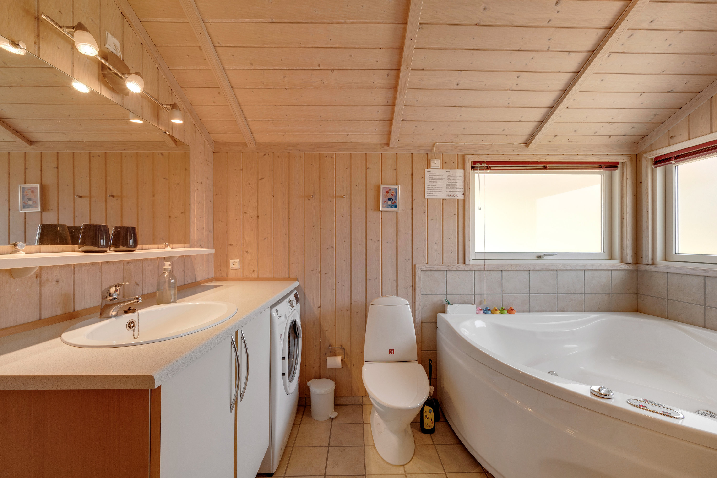 Fremhævet badeværelse billede i fuldskærmstilstand. Billede af Rauhesvej 3, Bjerregaard, 6960 Hvide Sande