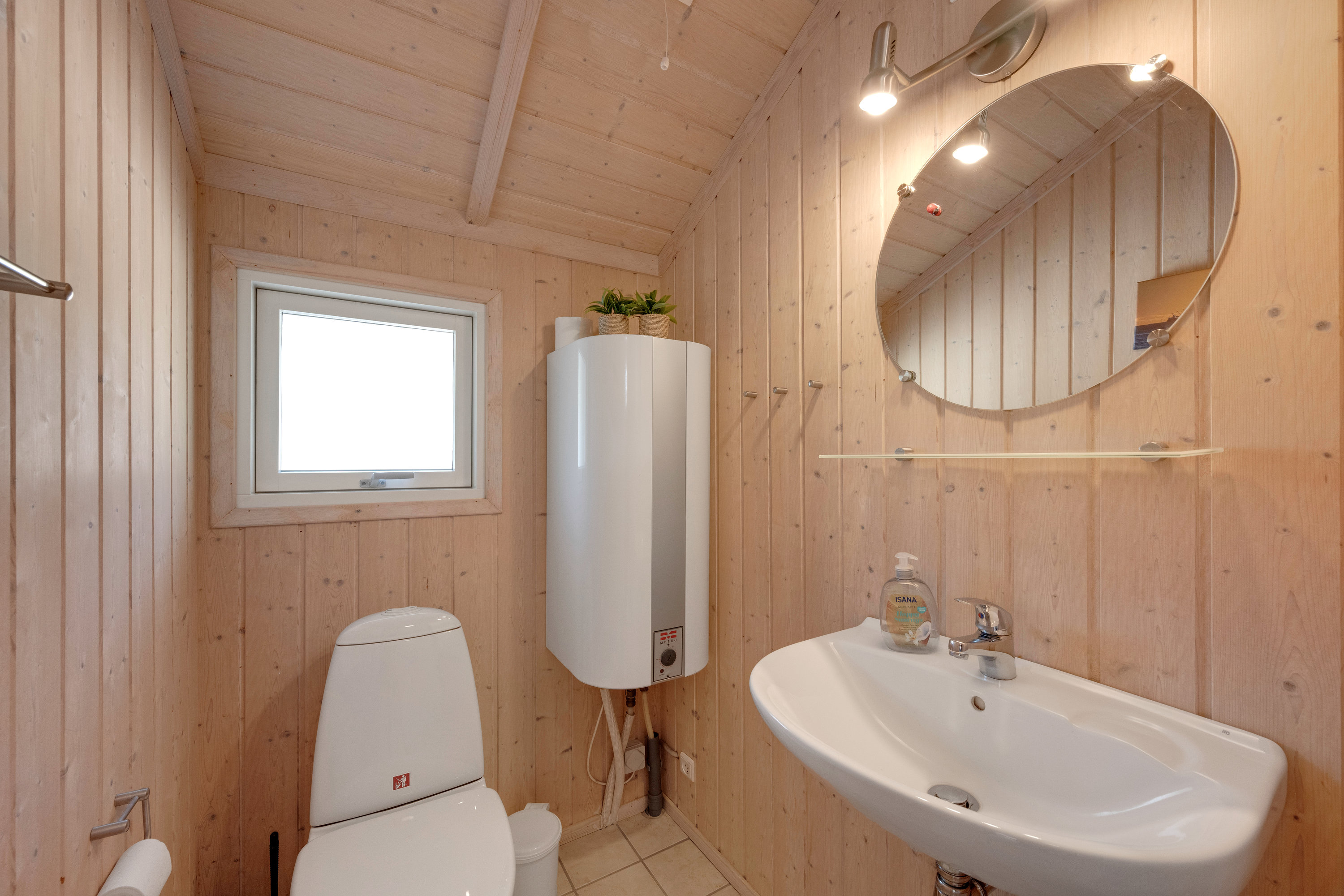 Fremhævet toilet billede i fuldskærmstilstand. Billede af Rauhesvej 3, Bjerregaard, 6960 Hvide Sande