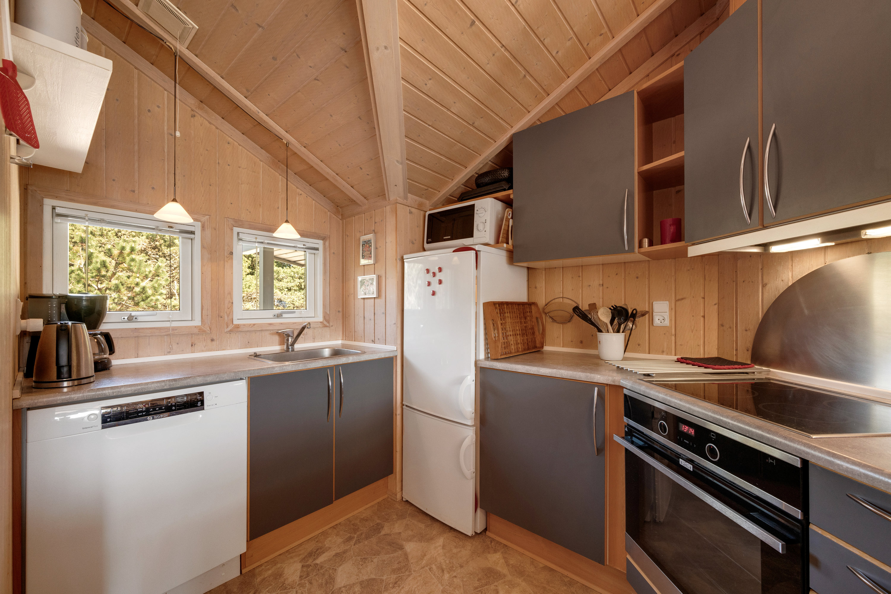 Fremhævet køkken billede i fuldskærmstilstand. Billede af Rauhesvej 3, Bjerregaard, 6960 Hvide Sande