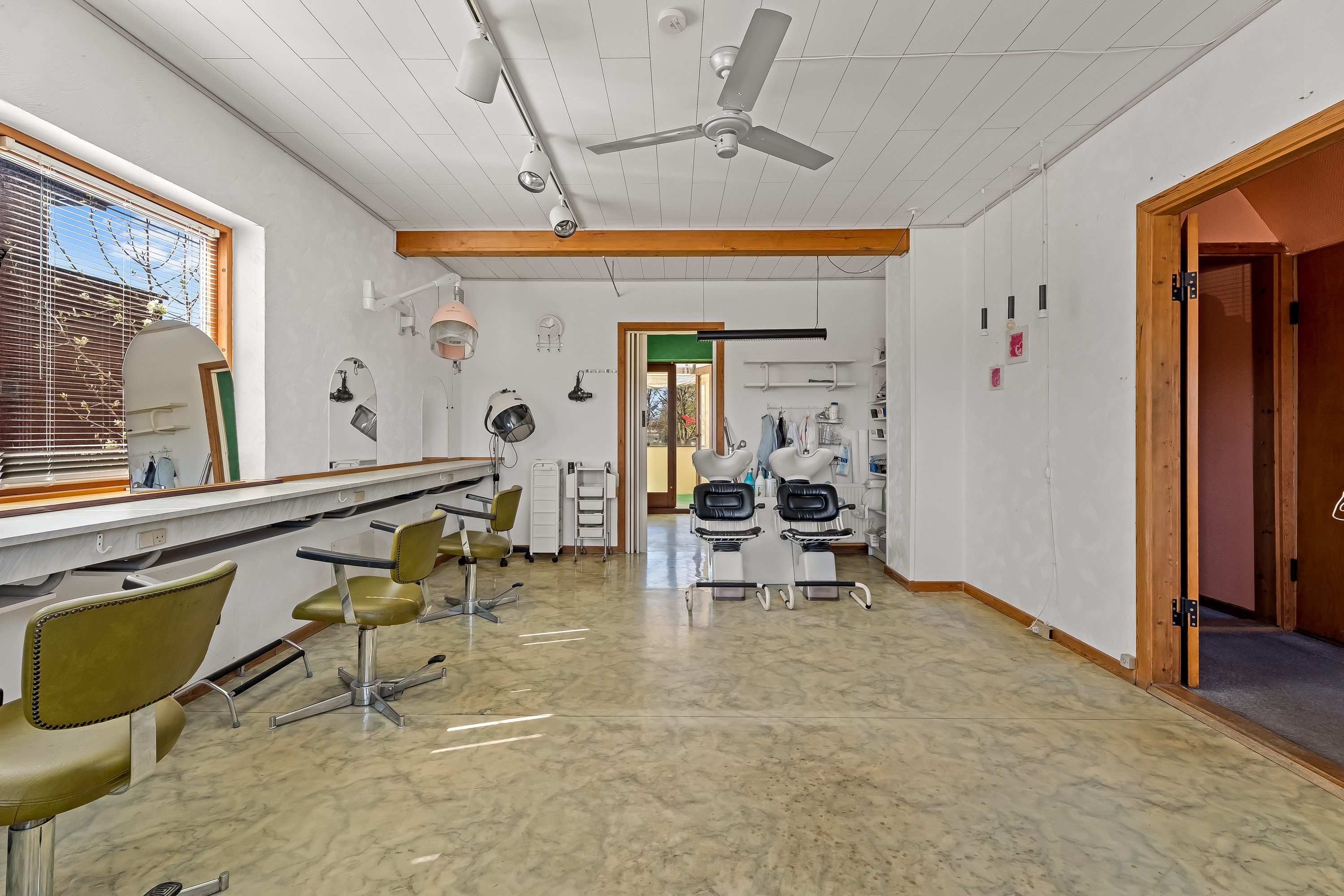 Fremhævet salon billede i fuldskærmstilstand. Billede af Havnegade 39, 4970 Rødby