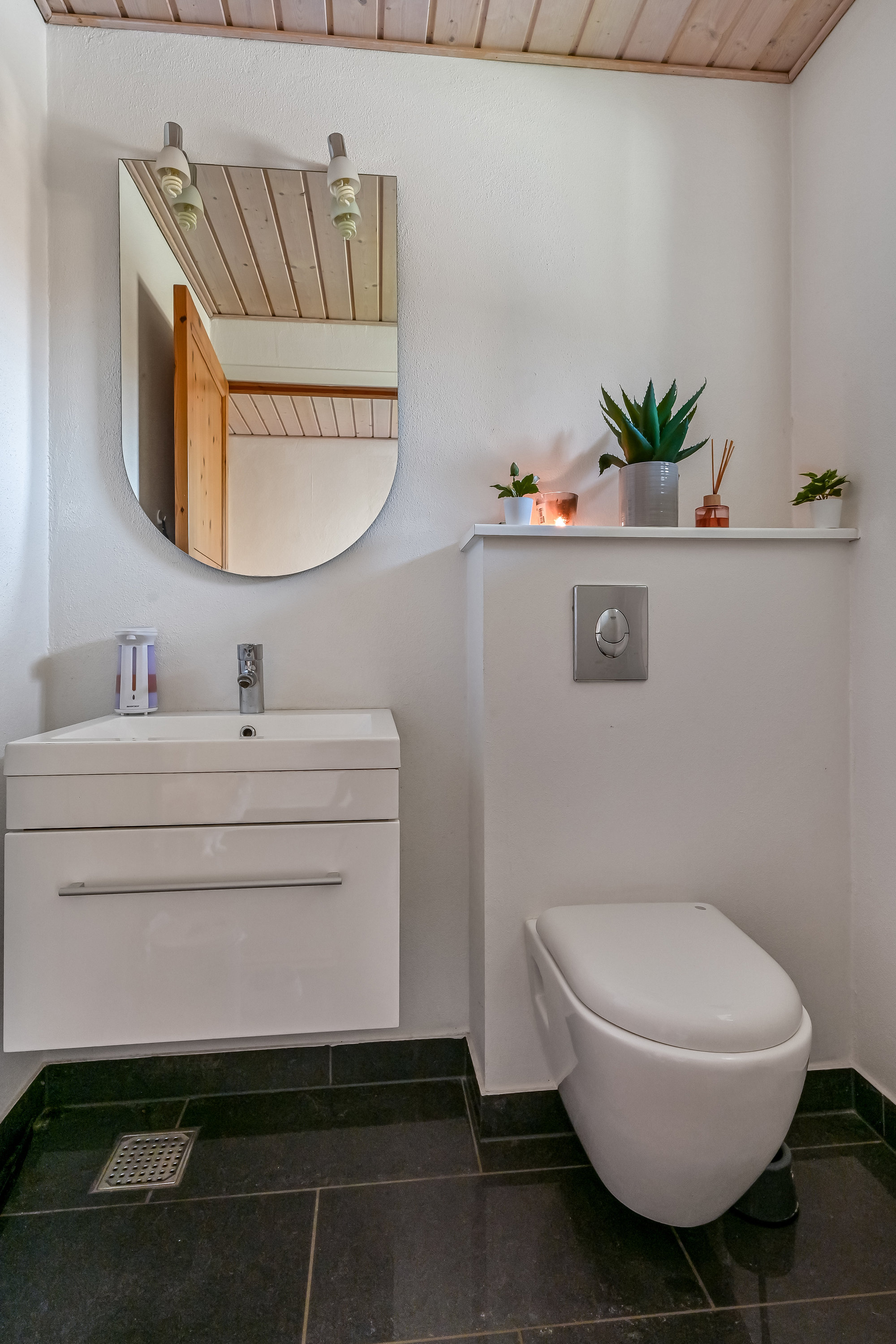 Fremhævet toilet billede i fuldskærmstilstand. Billede af Hjejlevej 155, 7451 Sunds