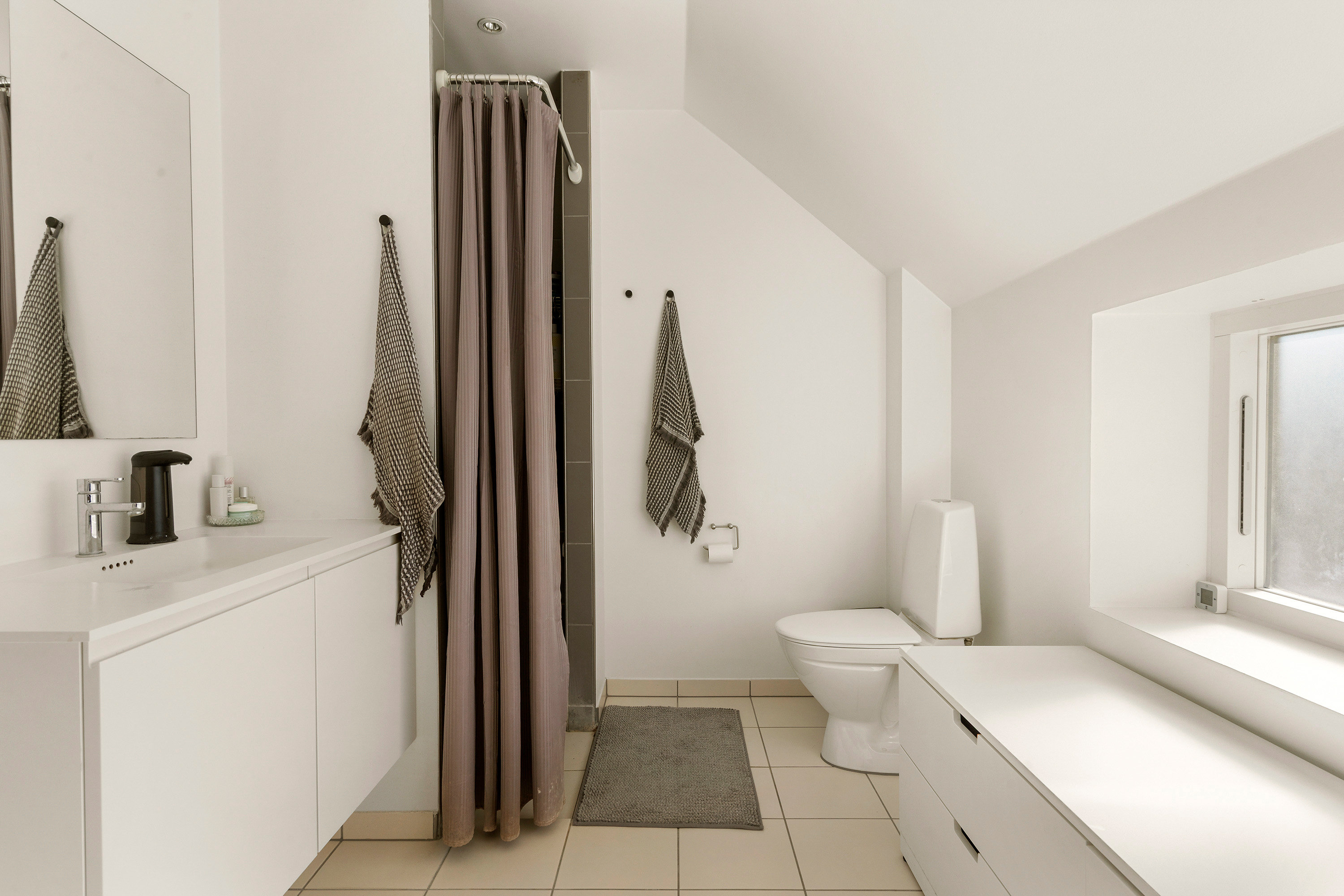 Fremhævet badeværelse billede i fuldskærmstilstand. Billede af Eskadronvænget 24, 3520 Farum