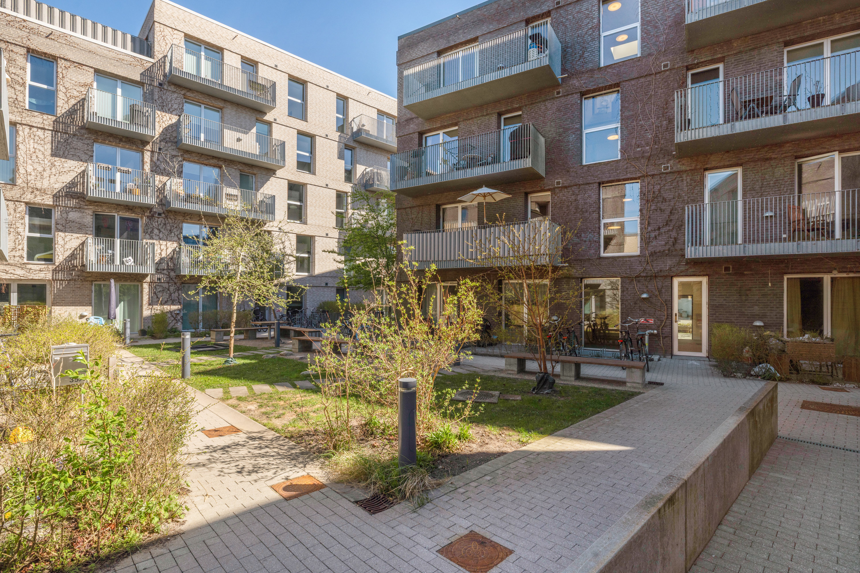 Fremhævet gårdmiljø billede i fuldskærmstilstand. Billede af Doris Lessings Vej 29, 1. tv., 2300 København S