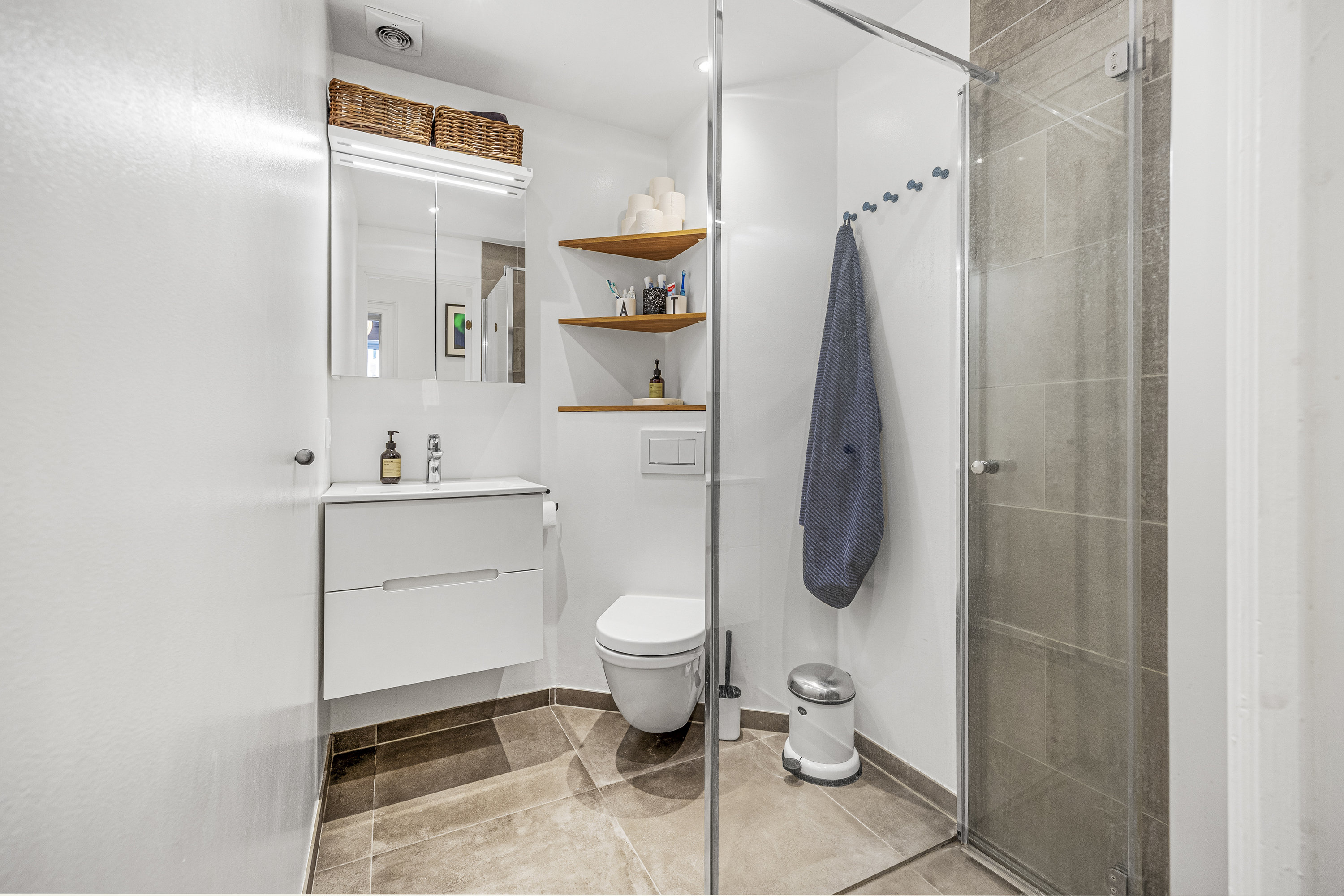 Fremhævet  billede i fuldskærmstilstand. Billede af Dr. Abildgaards Alle 18, st.. th., 1955 Frederiksberg C