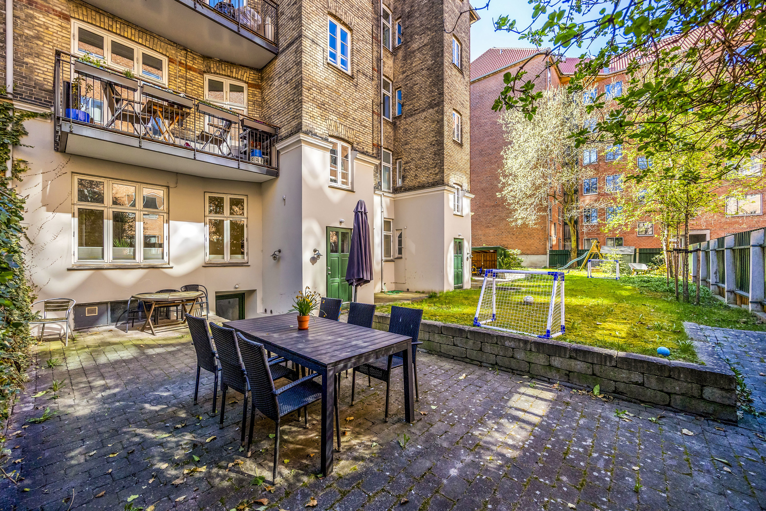 Fremhævet  billede i fuldskærmstilstand. Billede af Dr. Abildgaards Alle 18, st.. th., 1955 Frederiksberg C