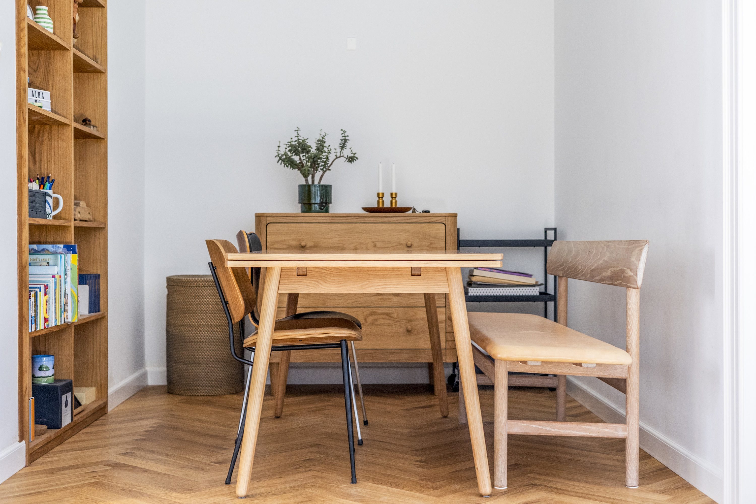 Fremhævet  billede i fuldskærmstilstand. Billede af Dr. Abildgaards Alle 18, st.. th., 1955 Frederiksberg C