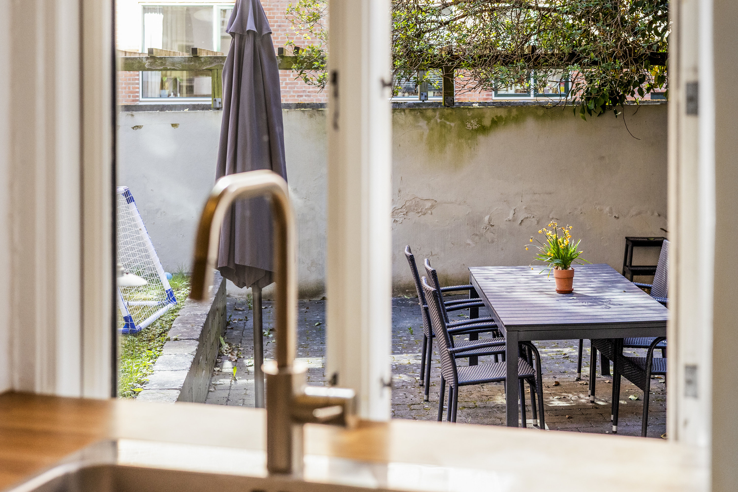 Fremhævet  billede i fuldskærmstilstand. Billede af Dr. Abildgaards Alle 18, st.. th., 1955 Frederiksberg C