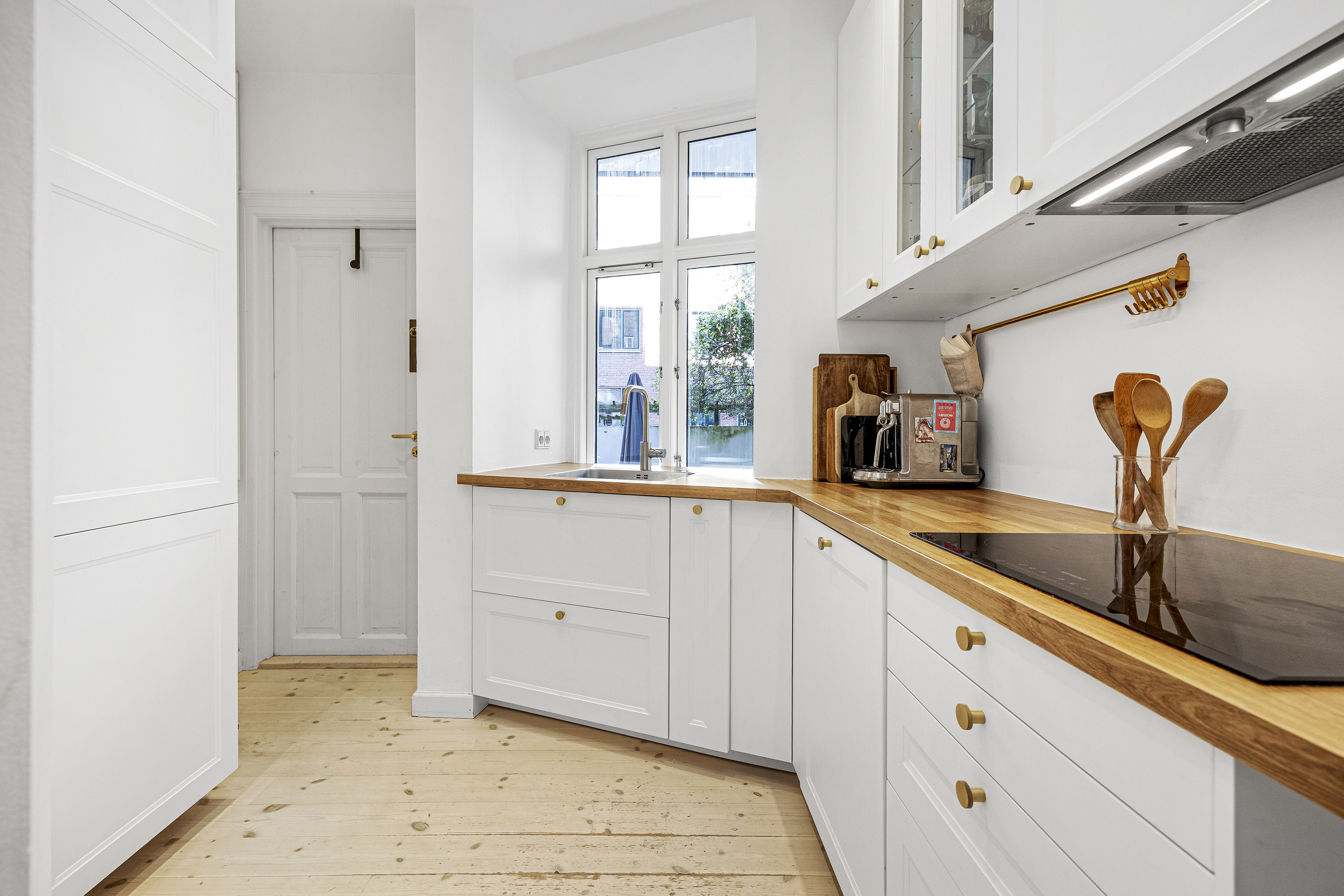 Fremhævet  billede i fuldskærmstilstand. Billede af Dr. Abildgaards Alle 18, st.. th., 1955 Frederiksberg C