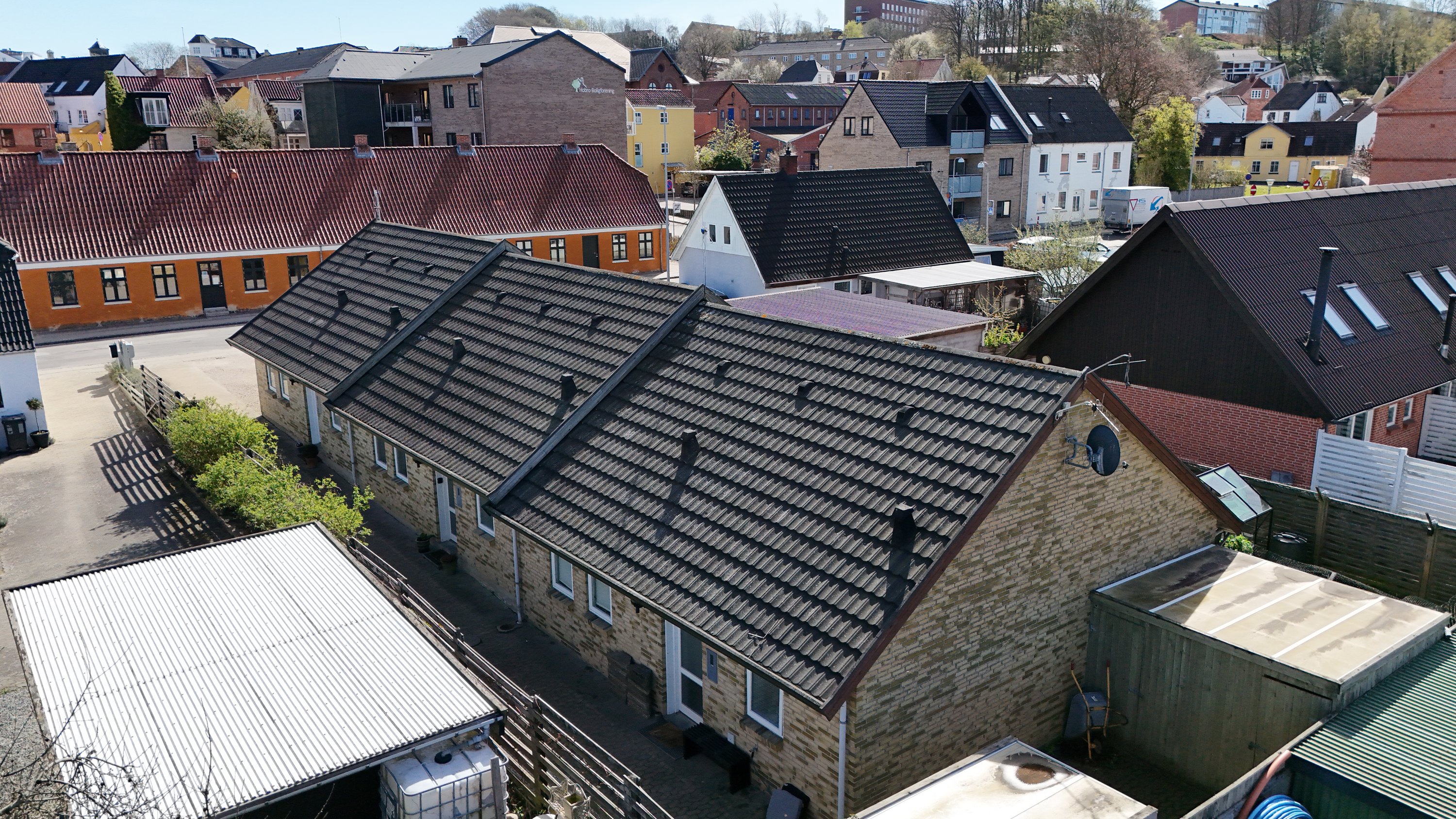 Fremhævet drone billede i fuldskærmstilstand. Billede af Vestergade 28B, 9500 Hobro