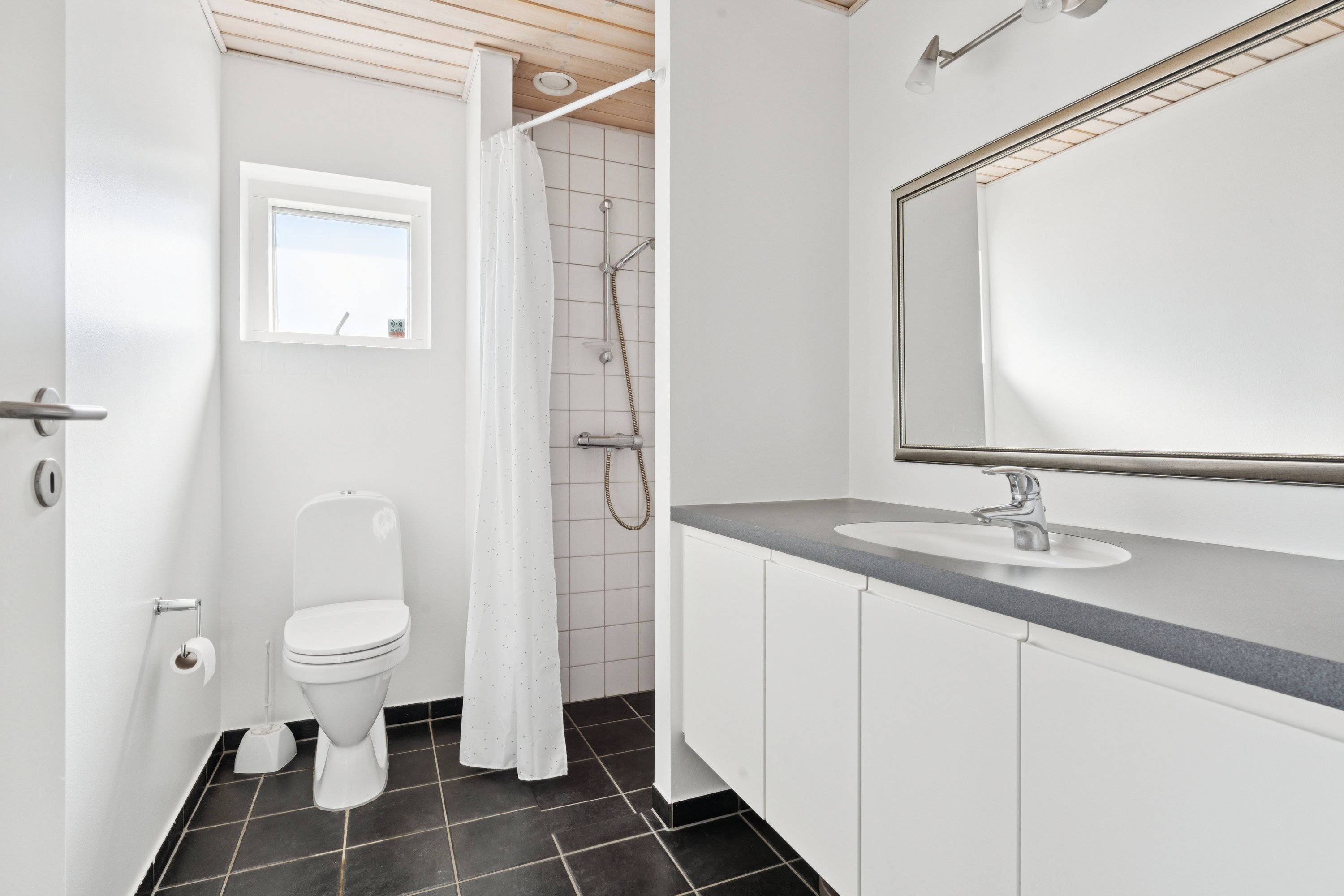 Fremhævet badeværelse billede i fuldskærmstilstand. Billede af Hjordalsvej 1, 9530 Støvring