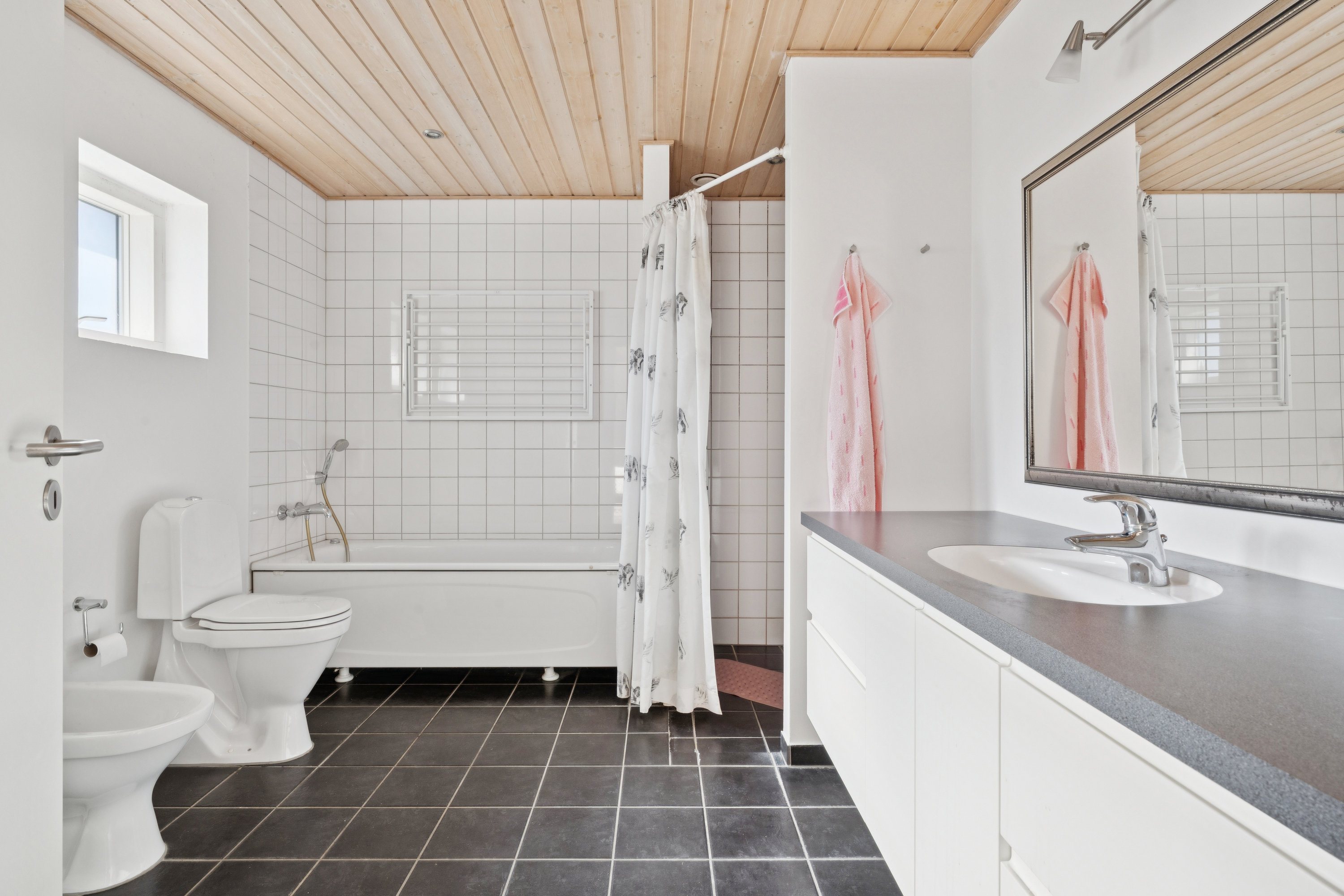 Fremhævet badeværelse billede i fuldskærmstilstand. Billede af Hjordalsvej 1, 9530 Støvring