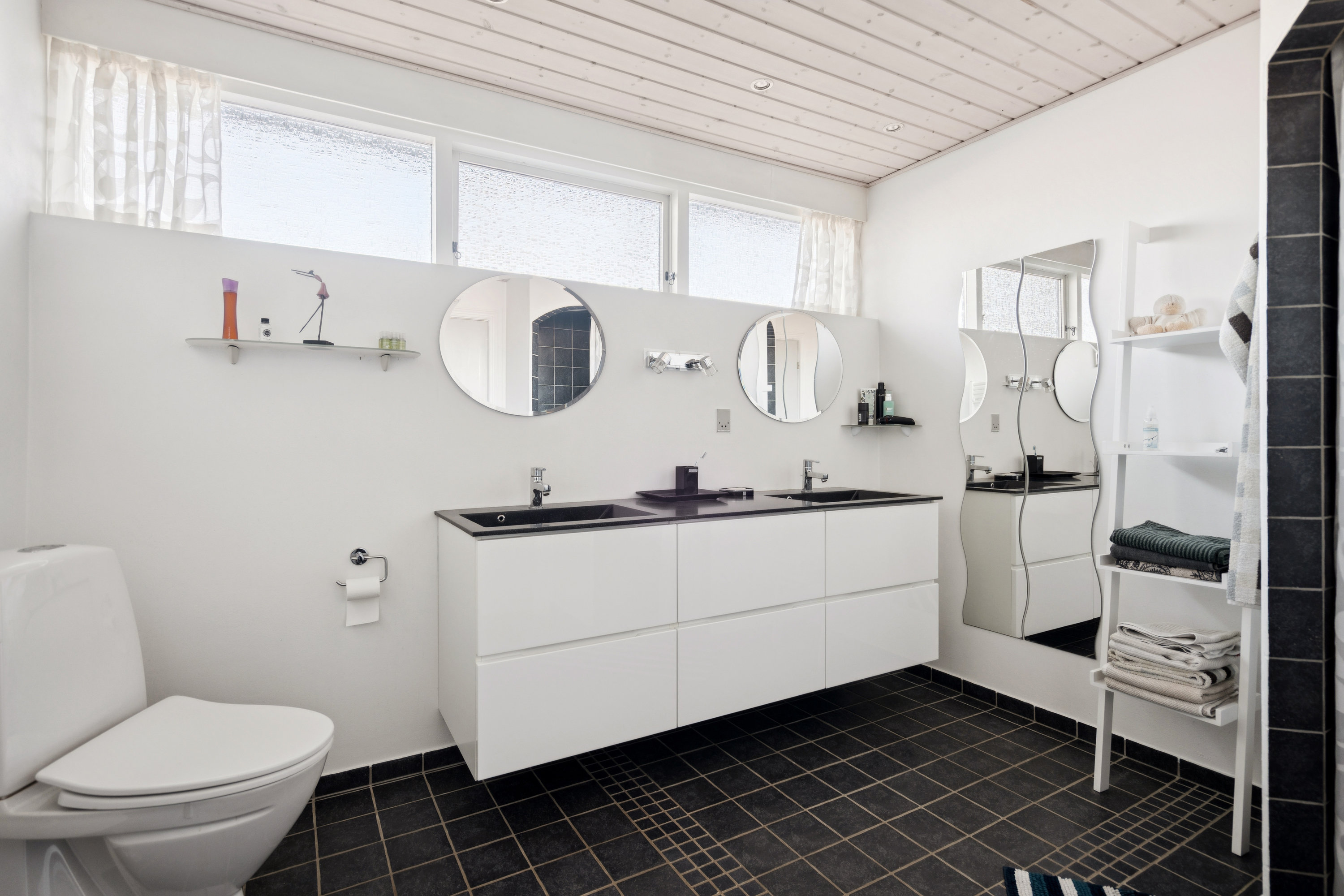 Fremhævet badeværelse billede i fuldskærmstilstand. Billede af Agerledet 30, 9850 Hirtshals