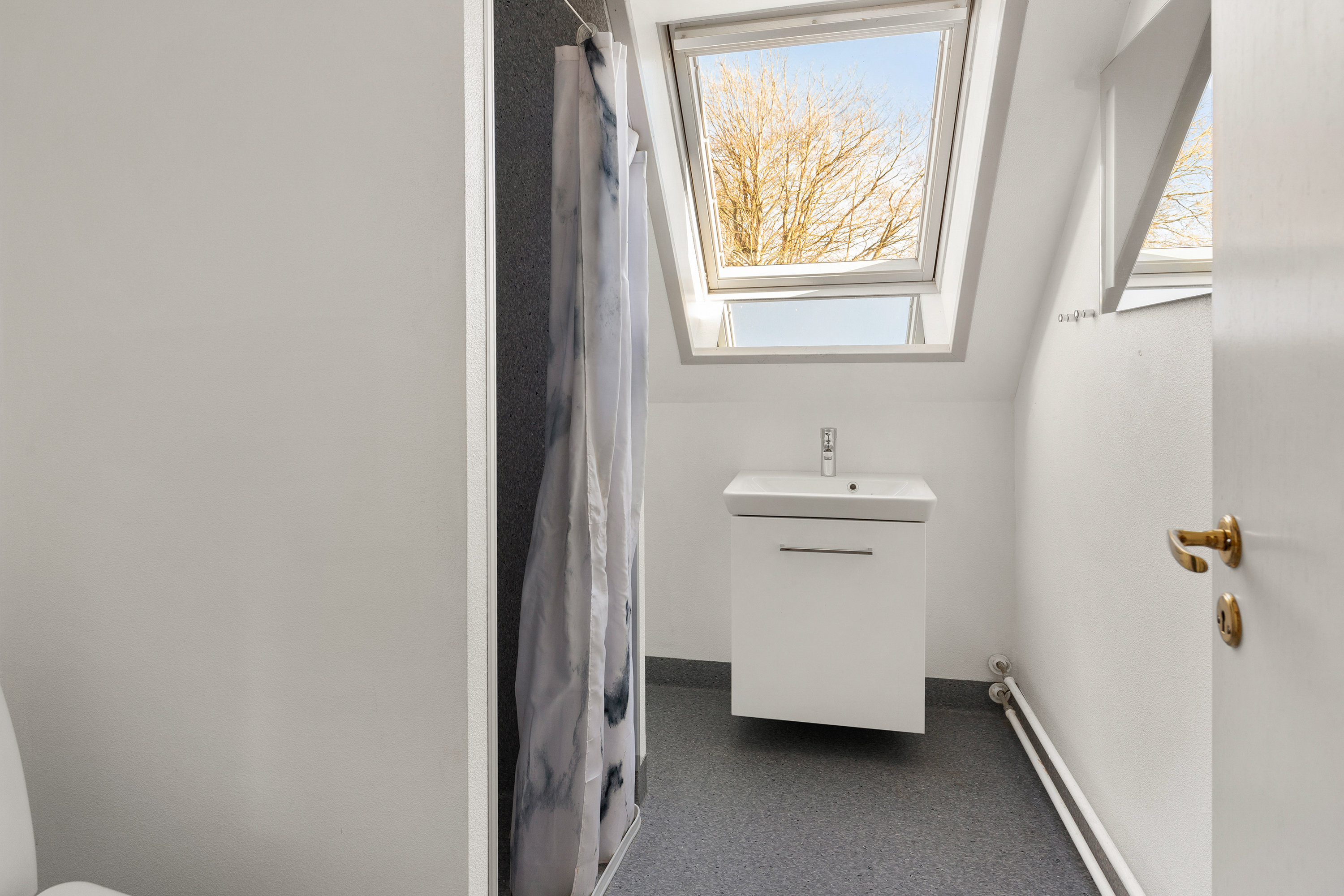 Fremhævet badeværelse billede i fuldskærmstilstand. Billede af Gl. Landevej 32A, Birkelse, 9440 Aabybro