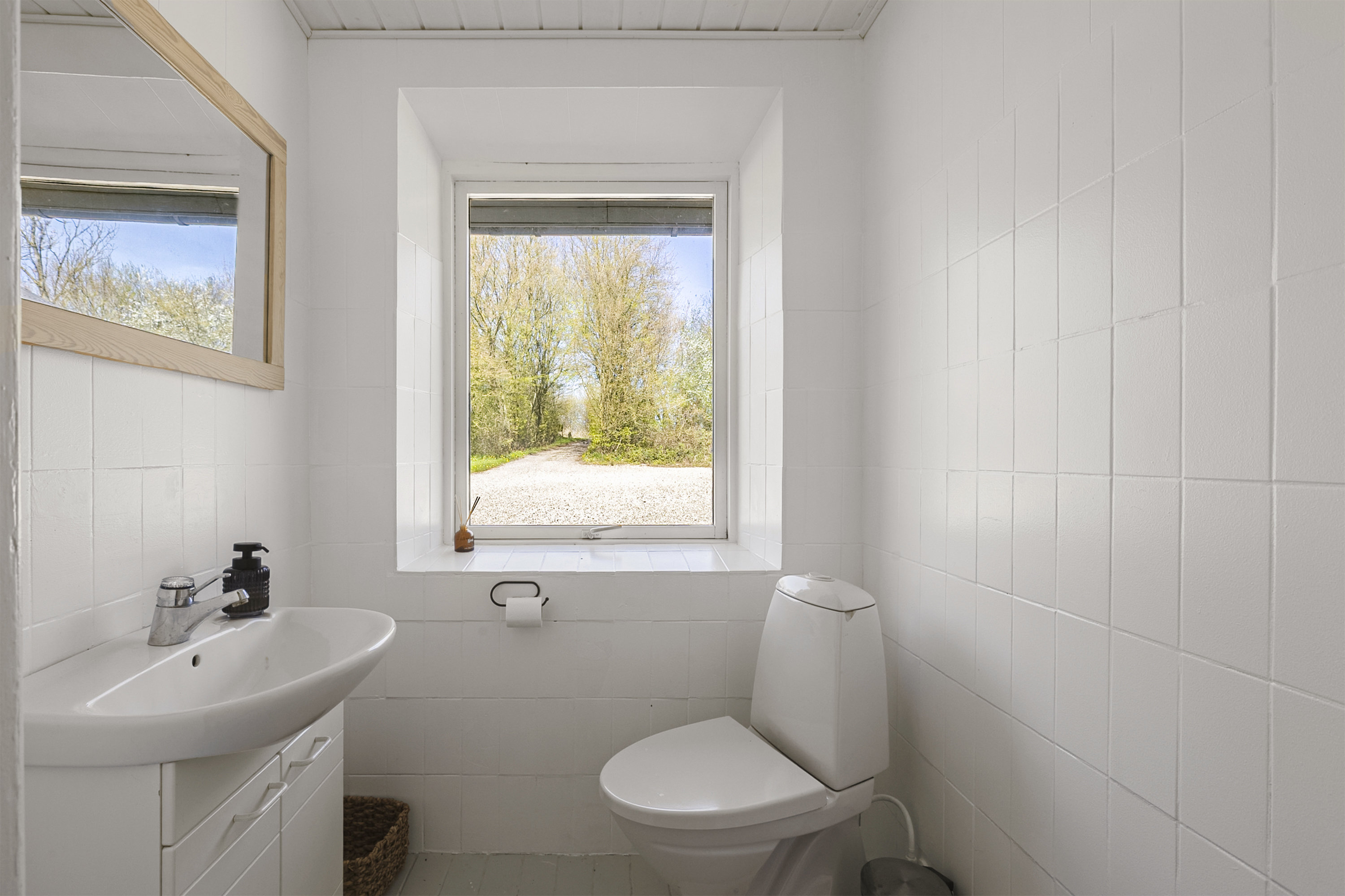 Fremhævet badeværelse billede i fuldskærmstilstand. Billede af Lille Mommarkvej 29, Sarup, 6470 Sydals