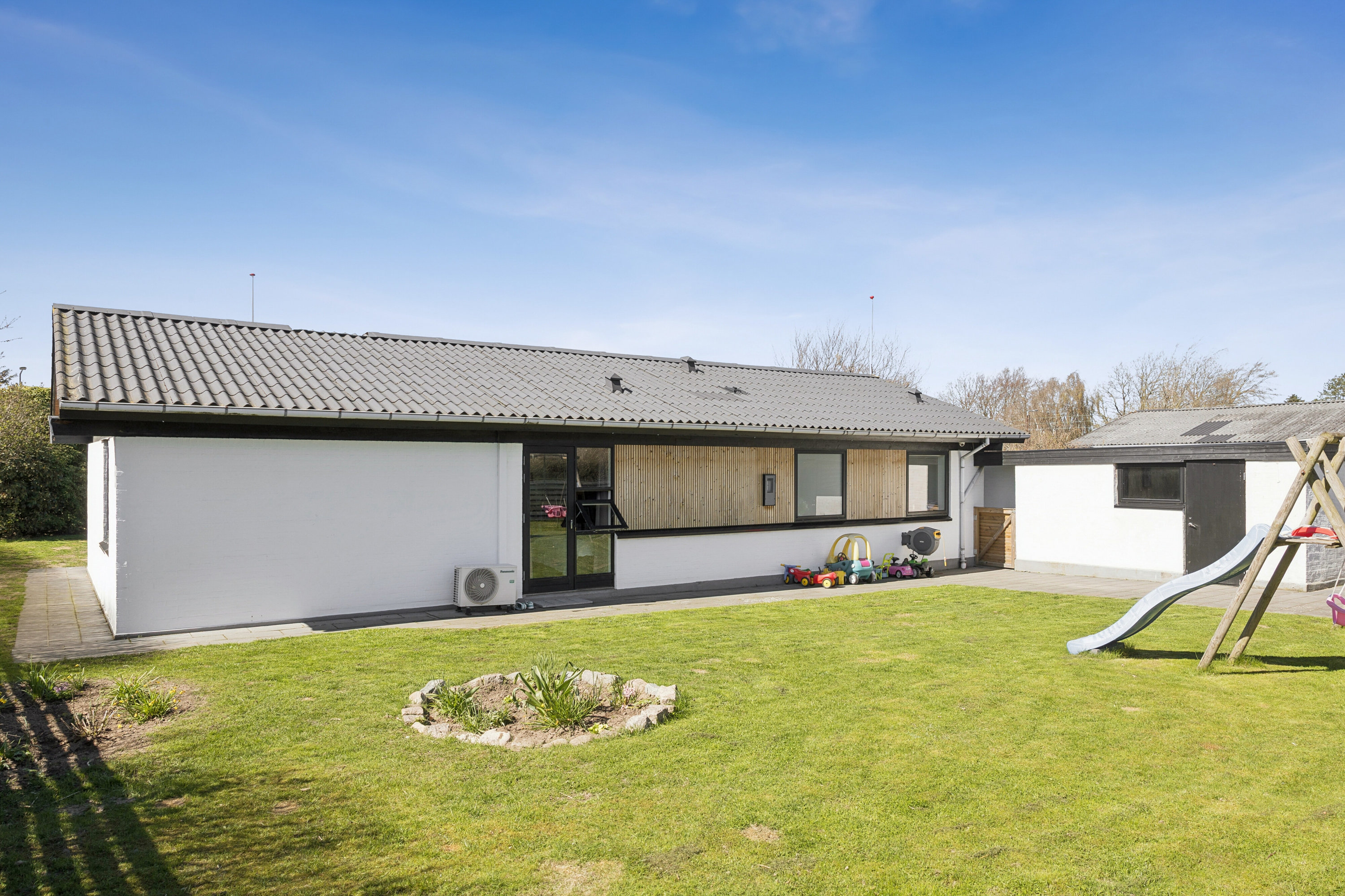 Fremhævet udendørs billede i fuldskærmstilstand. Billede af Sigynsvej 3, 9800 Hjørring