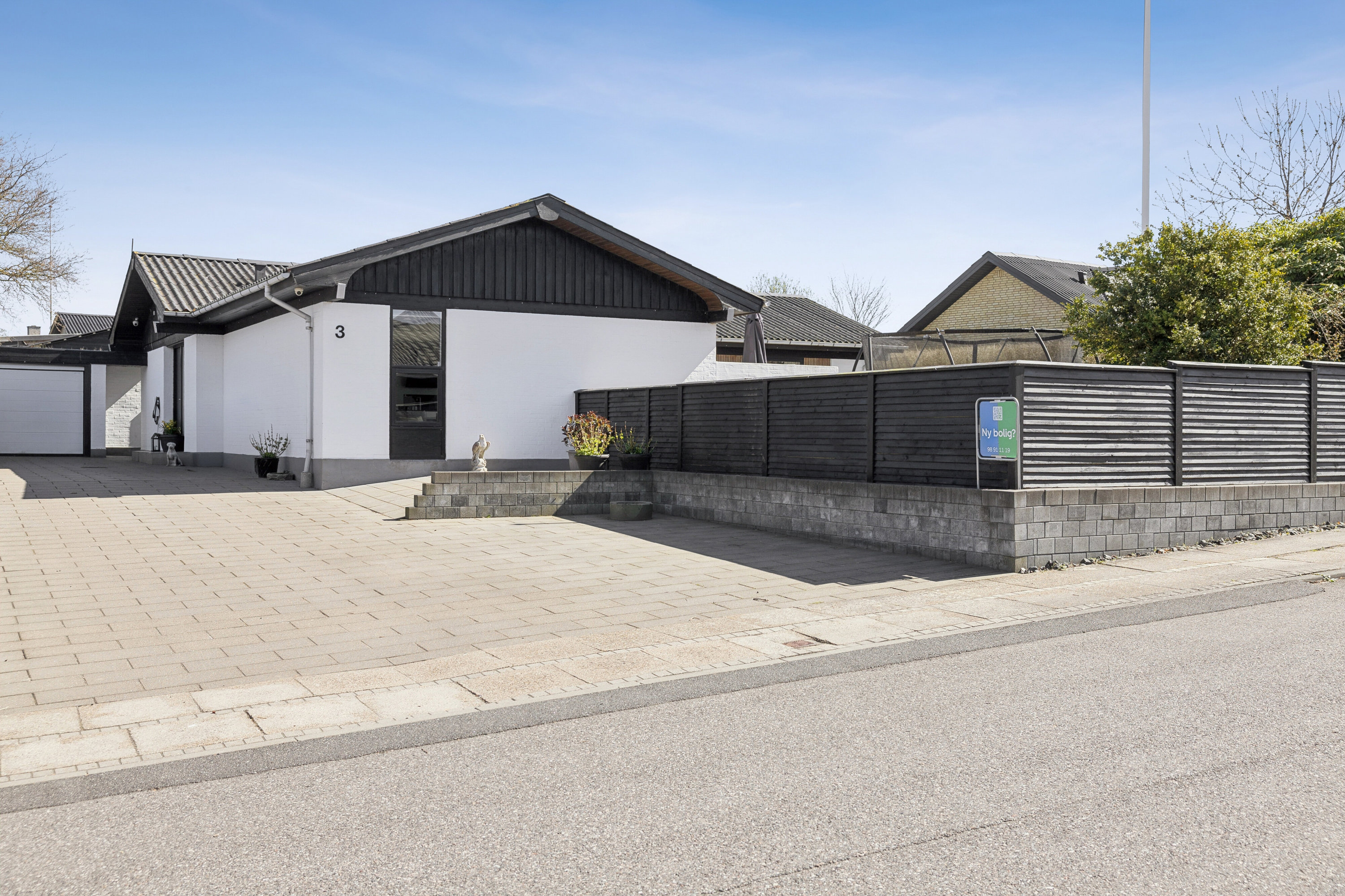 Fremhævet set fra vejen billede i fuldskærmstilstand. Billede af Sigynsvej 3, 9800 Hjørring