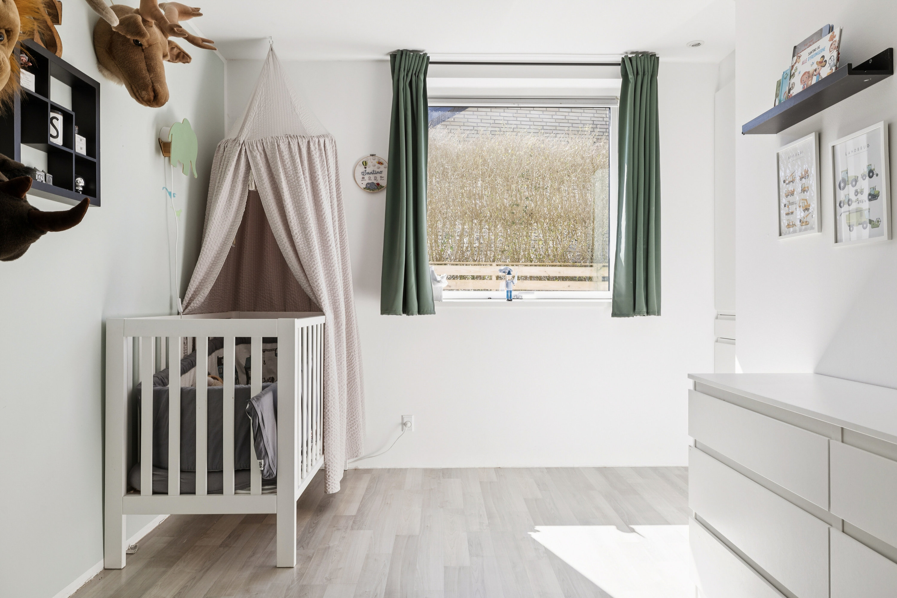 Fremhævet indendørs billede i fuldskærmstilstand. Billede af Sigynsvej 3, 9800 Hjørring