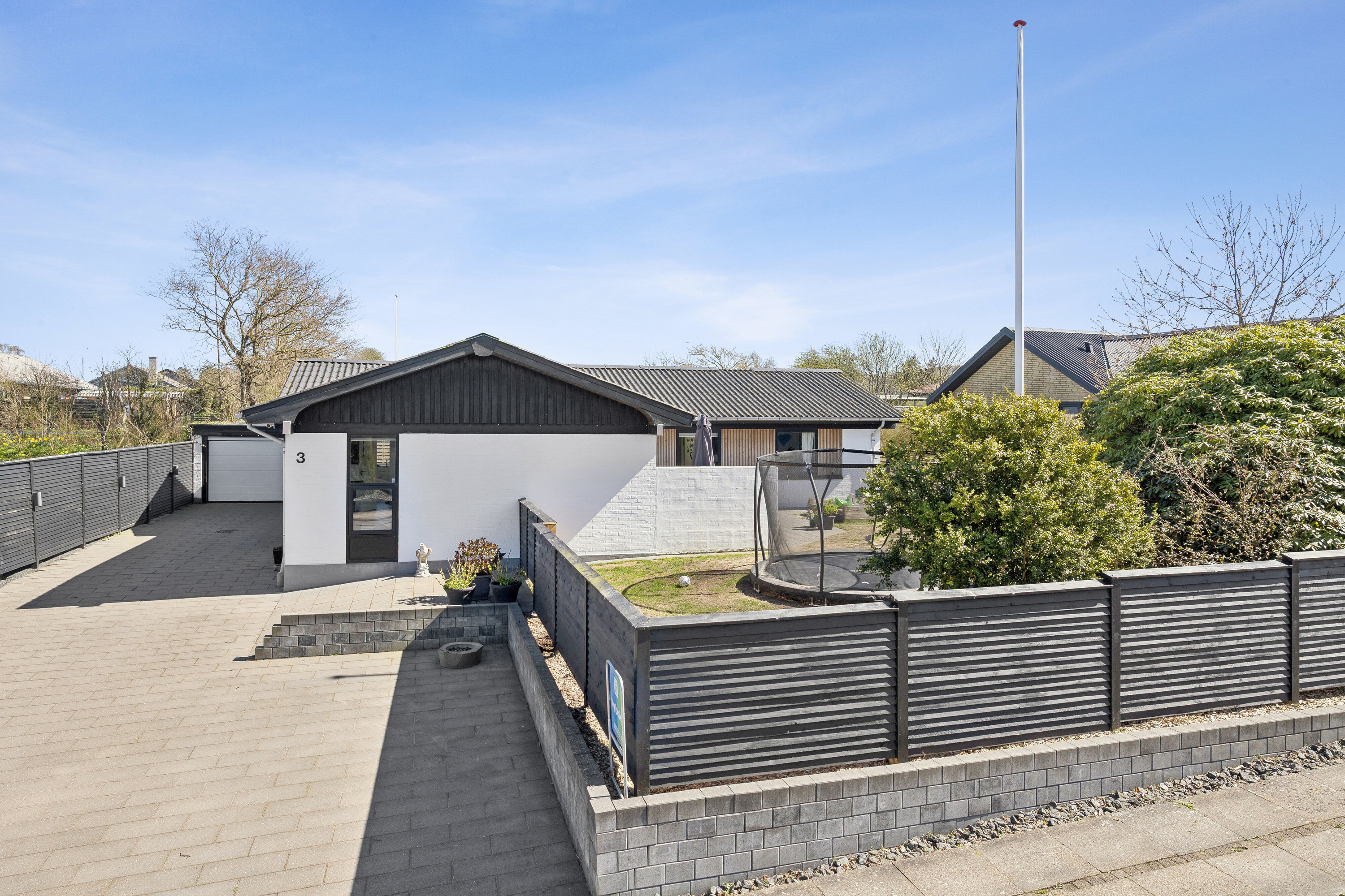 Fremhævet udendørs billede i fuldskærmstilstand. Billede af Sigynsvej 3, 9800 Hjørring