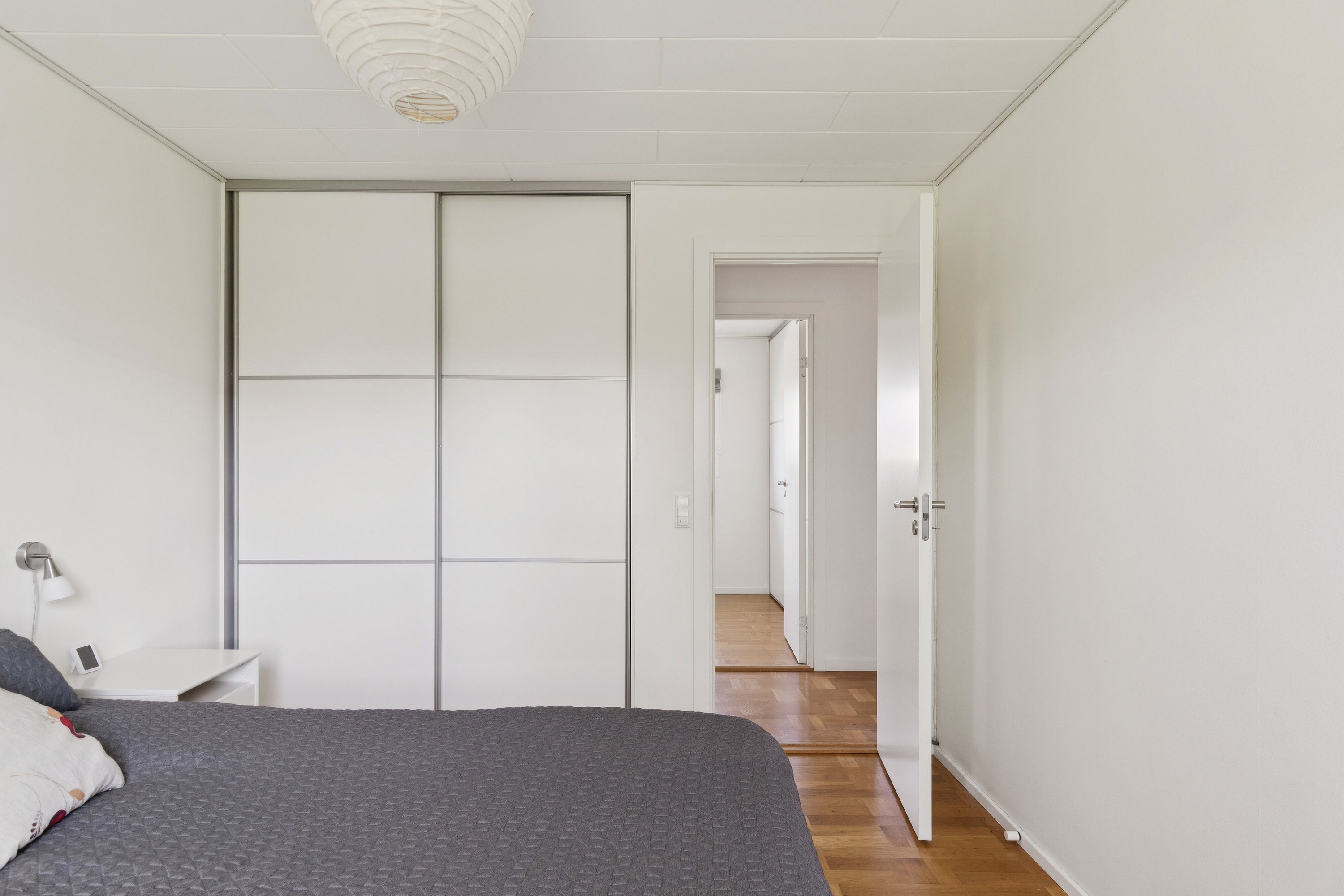 Fremhævet soveværelse billede i fuldskærmstilstand. Billede af Engholmparken 26, Himmelev, 4000 Roskilde