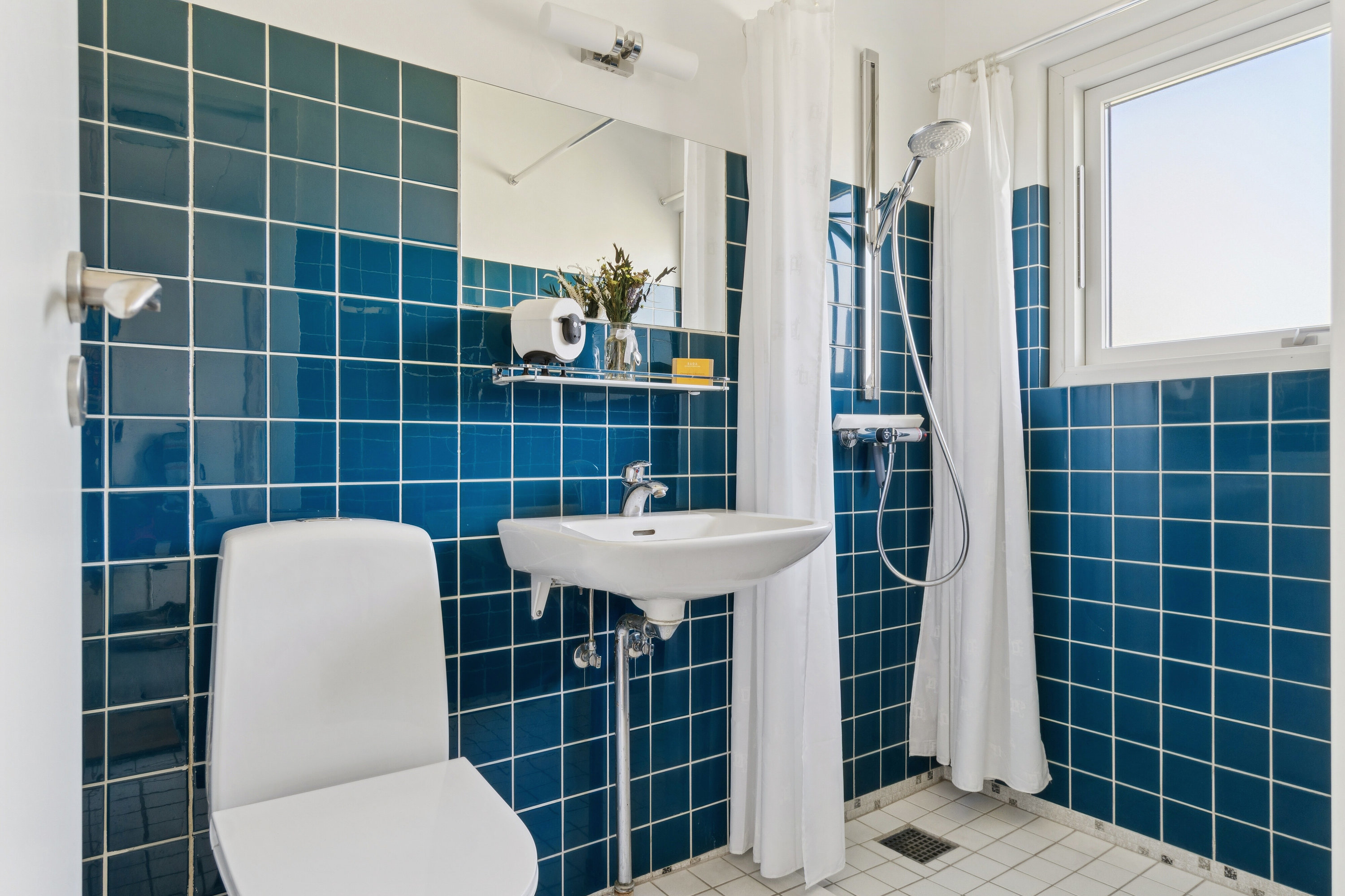 Fremhævet badeværelse billede i fuldskærmstilstand. Billede af Engholmparken 26, Himmelev, 4000 Roskilde