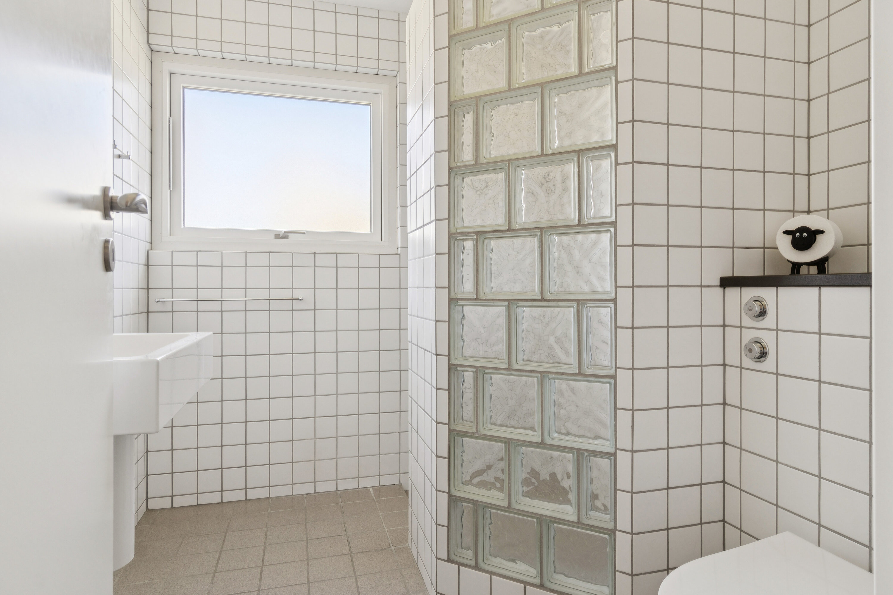 Fremhævet badeværelse billede i fuldskærmstilstand. Billede af Engholmparken 26, Himmelev, 4000 Roskilde