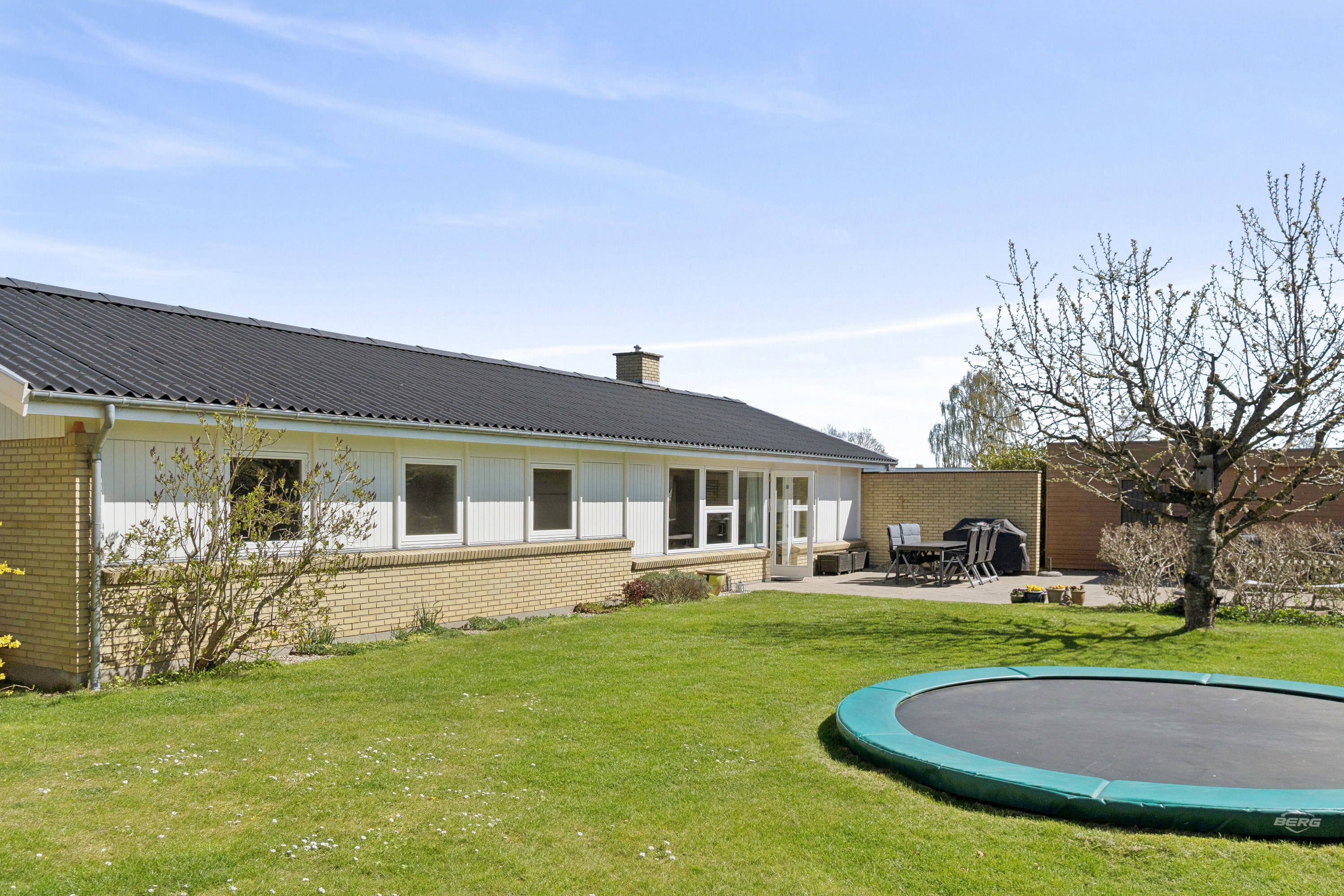 Fremhævet udendørs billede i fuldskærmstilstand. Billede af Engholmparken 26, Himmelev, 4000 Roskilde