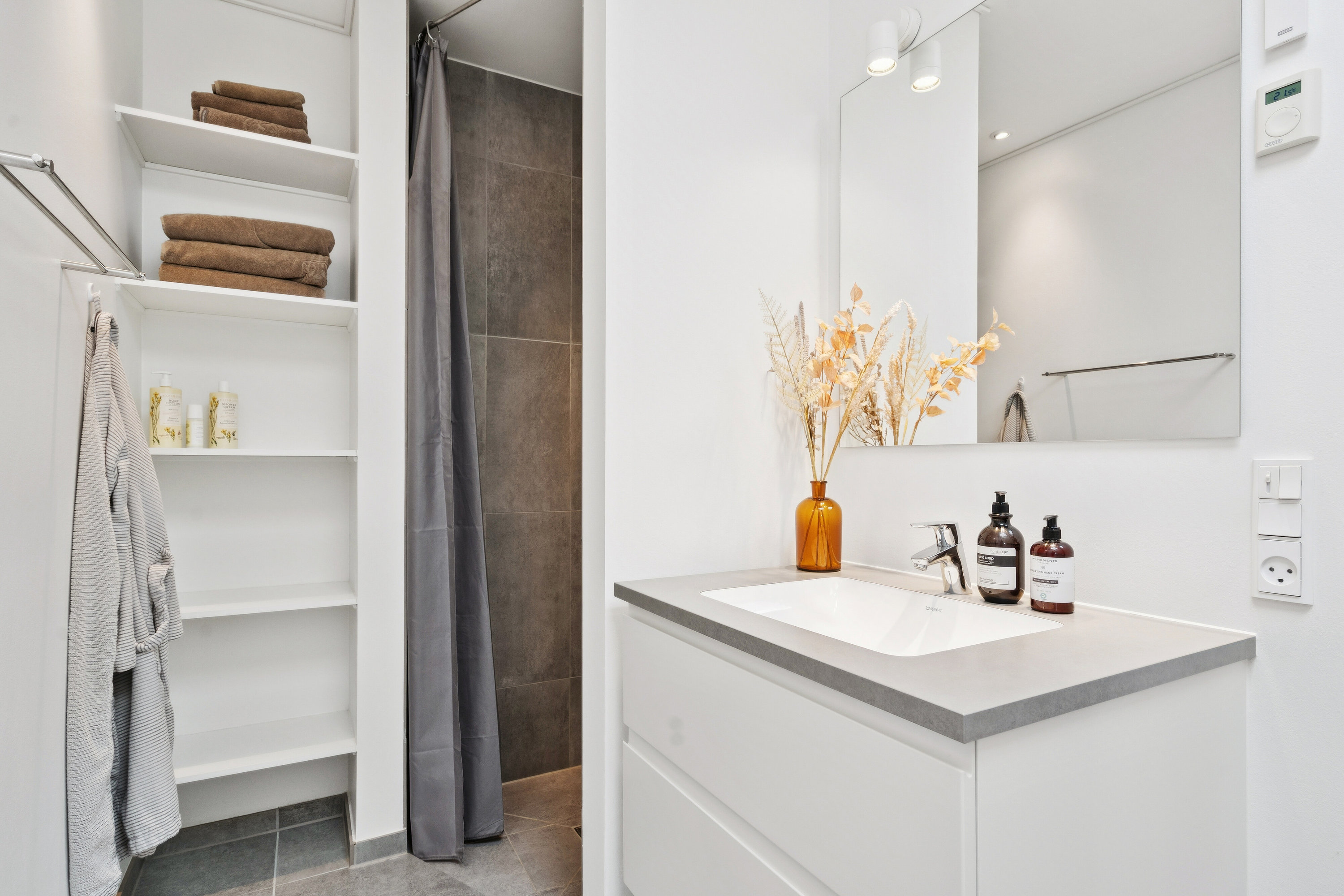 Fremhævet badeværelse billede i fuldskærmstilstand. Billede af Fredensborgparken 81, Stavtrup, 8260 Viby J