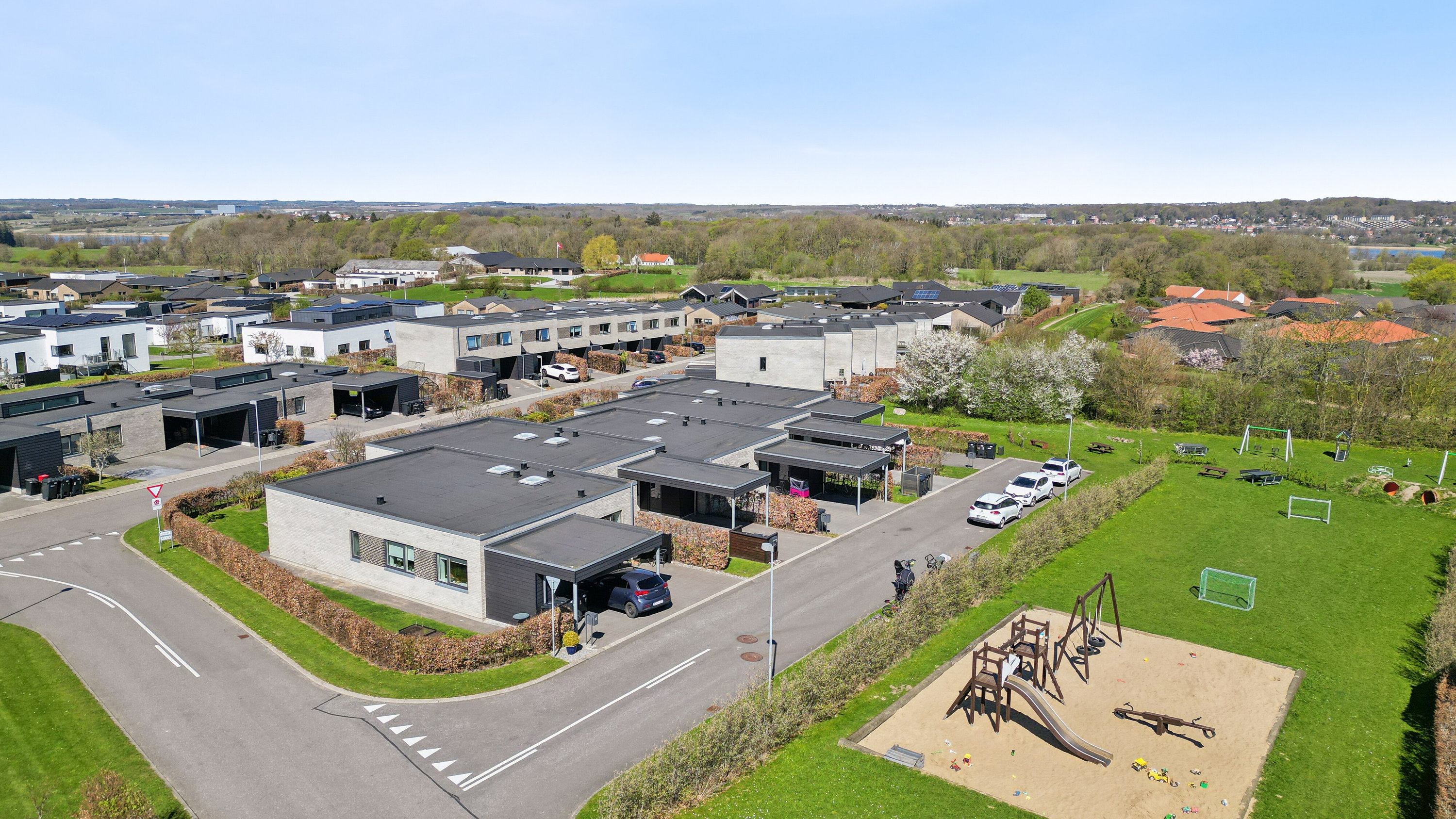 Fremhævet udendørs billede i fuldskærmstilstand. Billede af Fredensborgparken 81, Stavtrup, 8260 Viby J