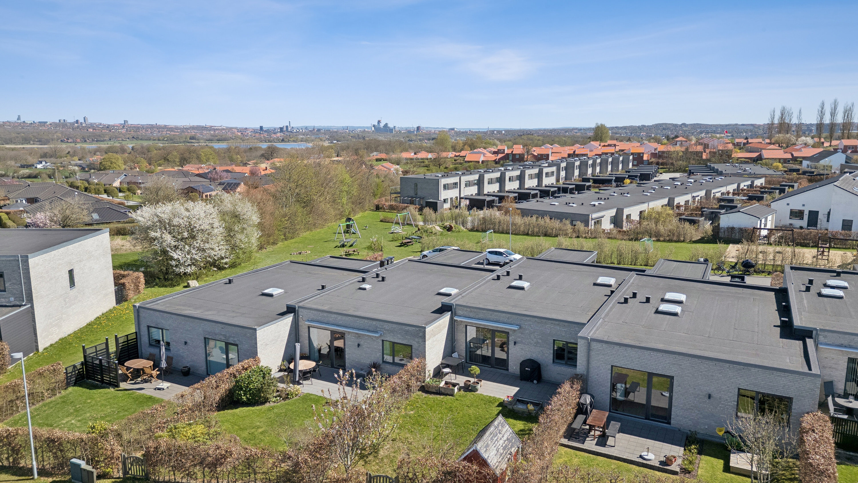 Fremhævet udendørs billede i fuldskærmstilstand. Billede af Fredensborgparken 81, Stavtrup, 8260 Viby J