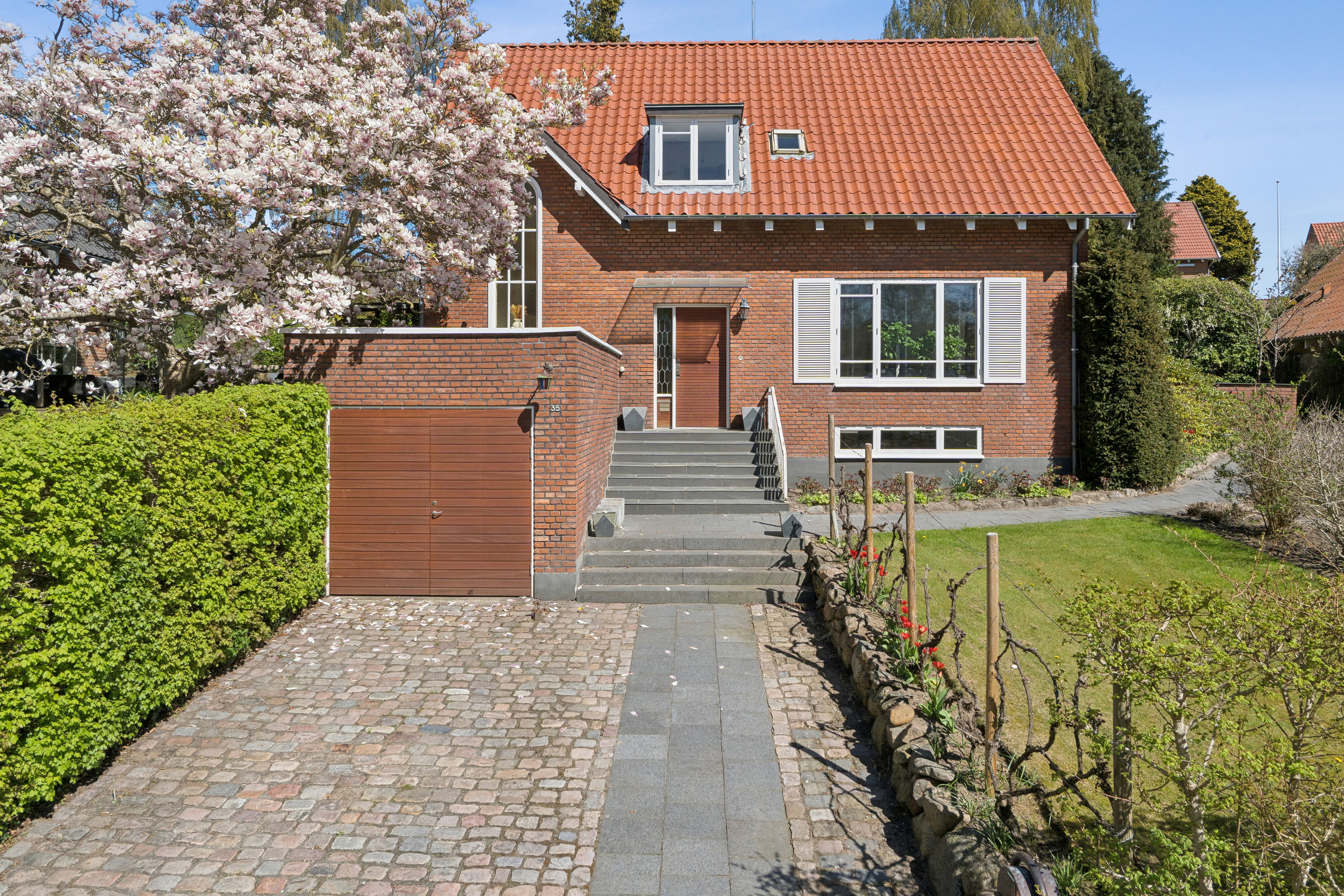 Fremhævet set fra haven billede i fuldskærmstilstand. Billede af Lyngsøvej 35, 8600 Silkeborg