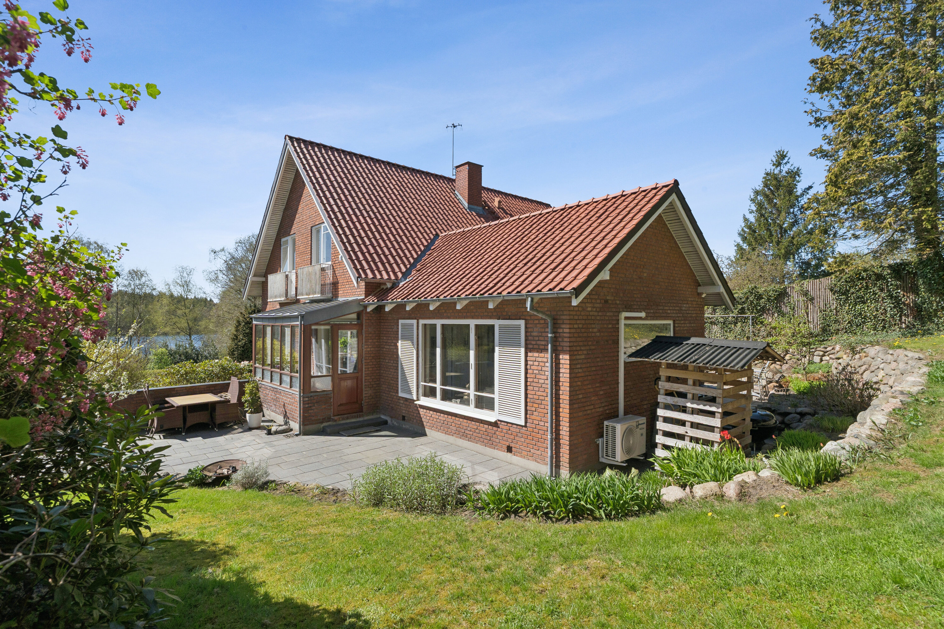 Fremhævet set fra haven billede i fuldskærmstilstand. Billede af Lyngsøvej 35, 8600 Silkeborg