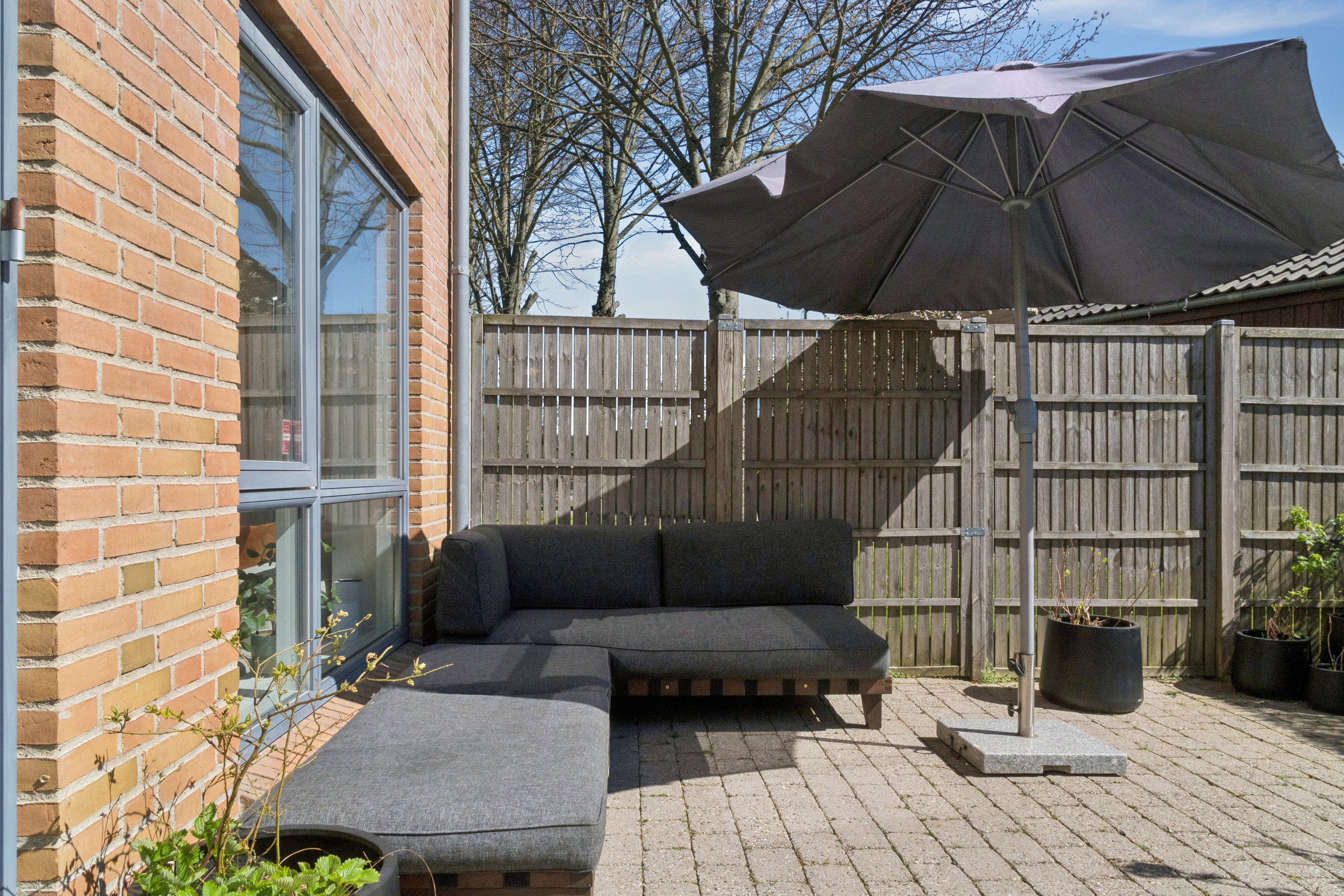 Fremhævet terrasse billede i fuldskærmstilstand. Billede af Ellemosevænget 1, 8310 Tranbjerg J