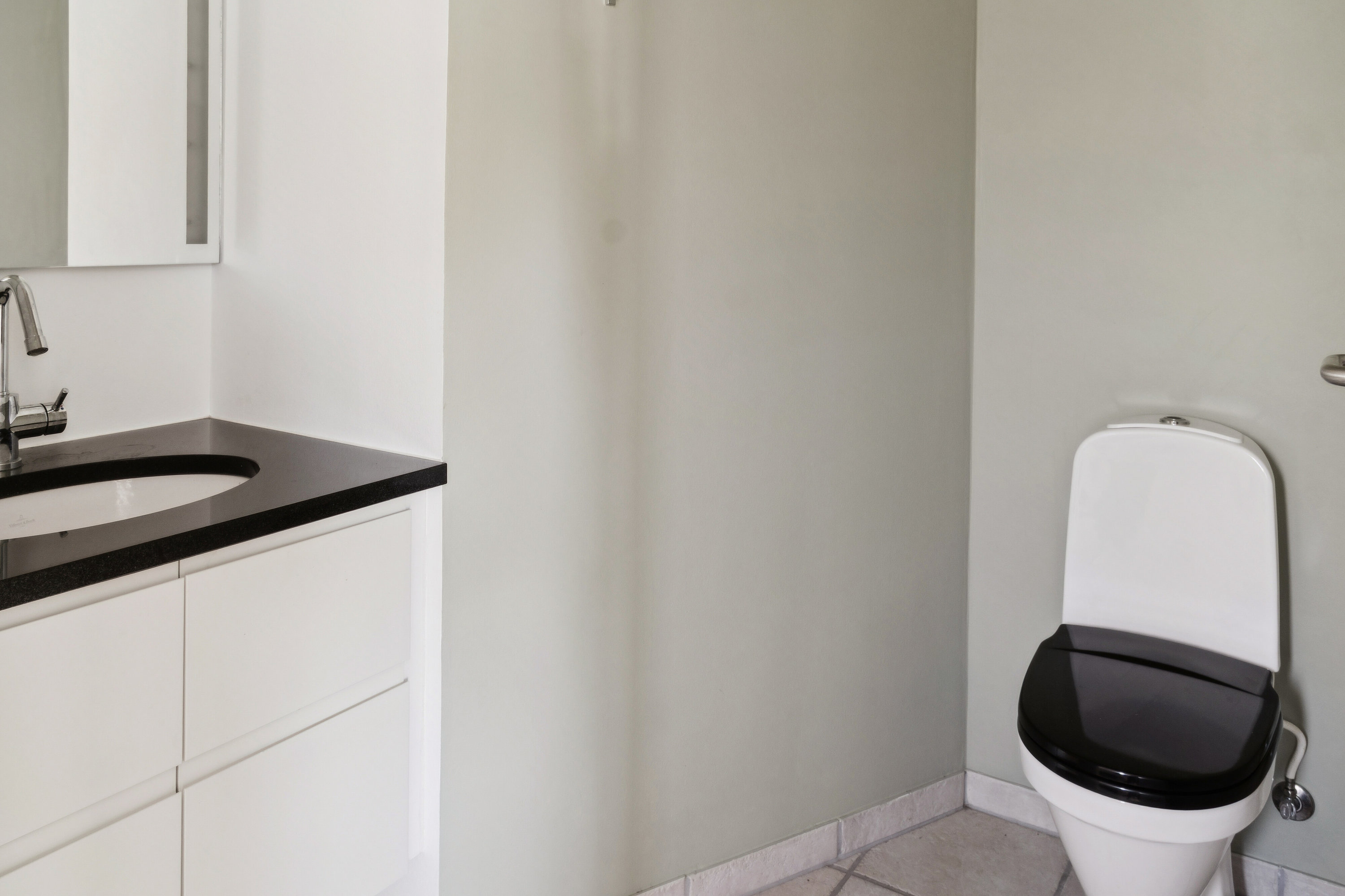 Fremhævet toilet billede i fuldskærmstilstand. Billede af Ellemosevænget 1, 8310 Tranbjerg J