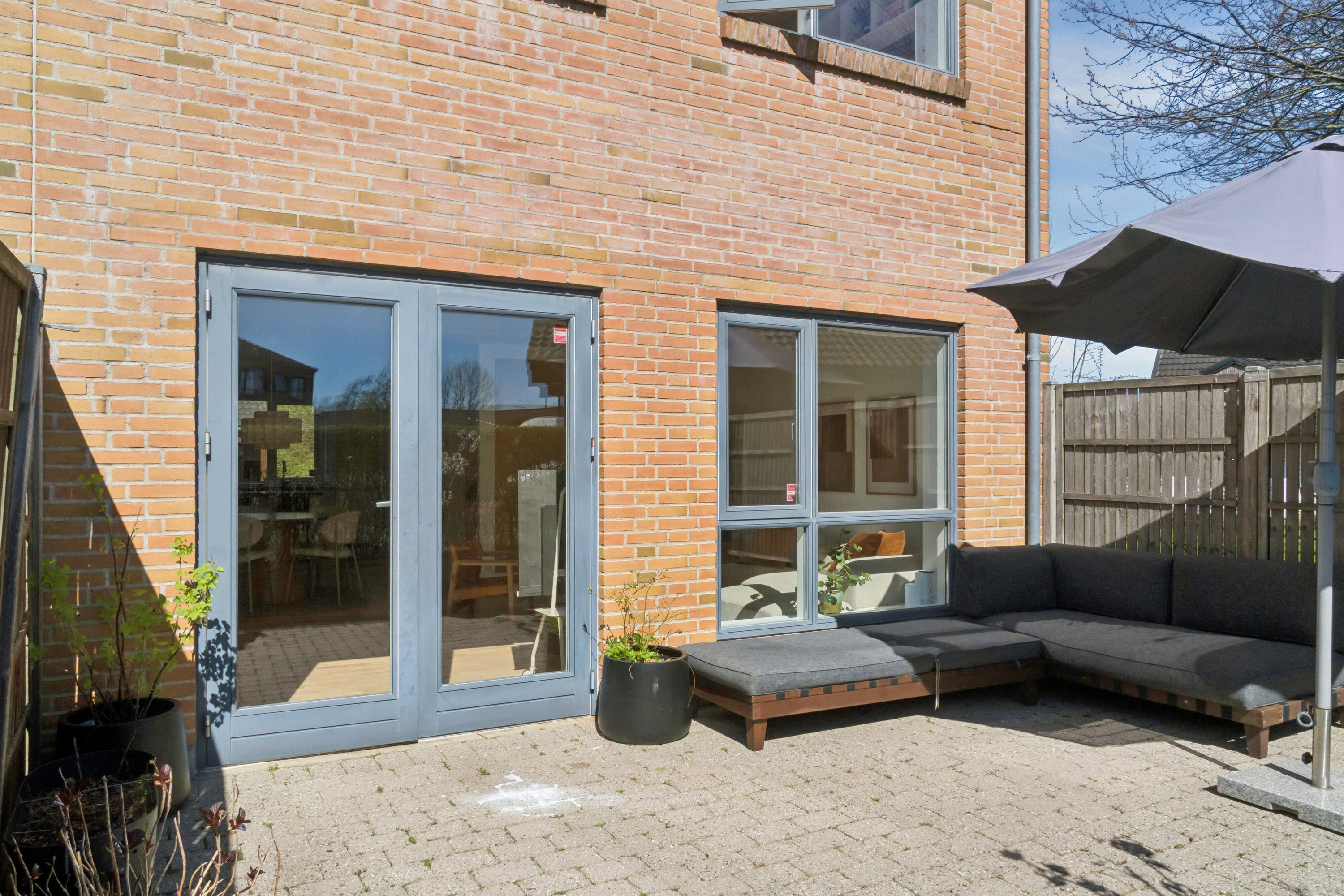 Fremhævet terrasse billede i fuldskærmstilstand. Billede af Ellemosevænget 1, 8310 Tranbjerg J