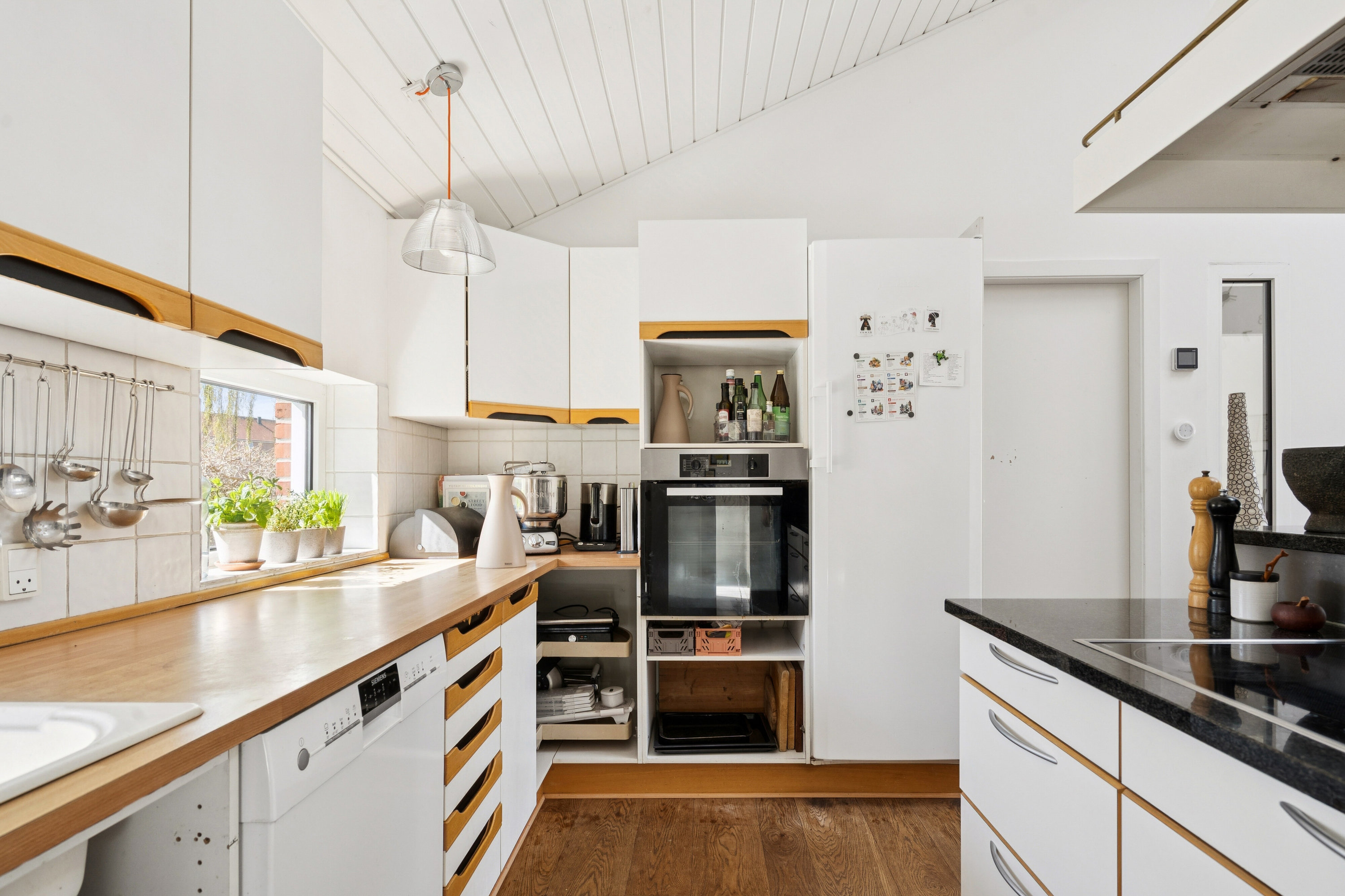 Fremhævet køkken billede i fuldskærmstilstand. Billede af Tyrrestrupvej 9, 8270 Højbjerg