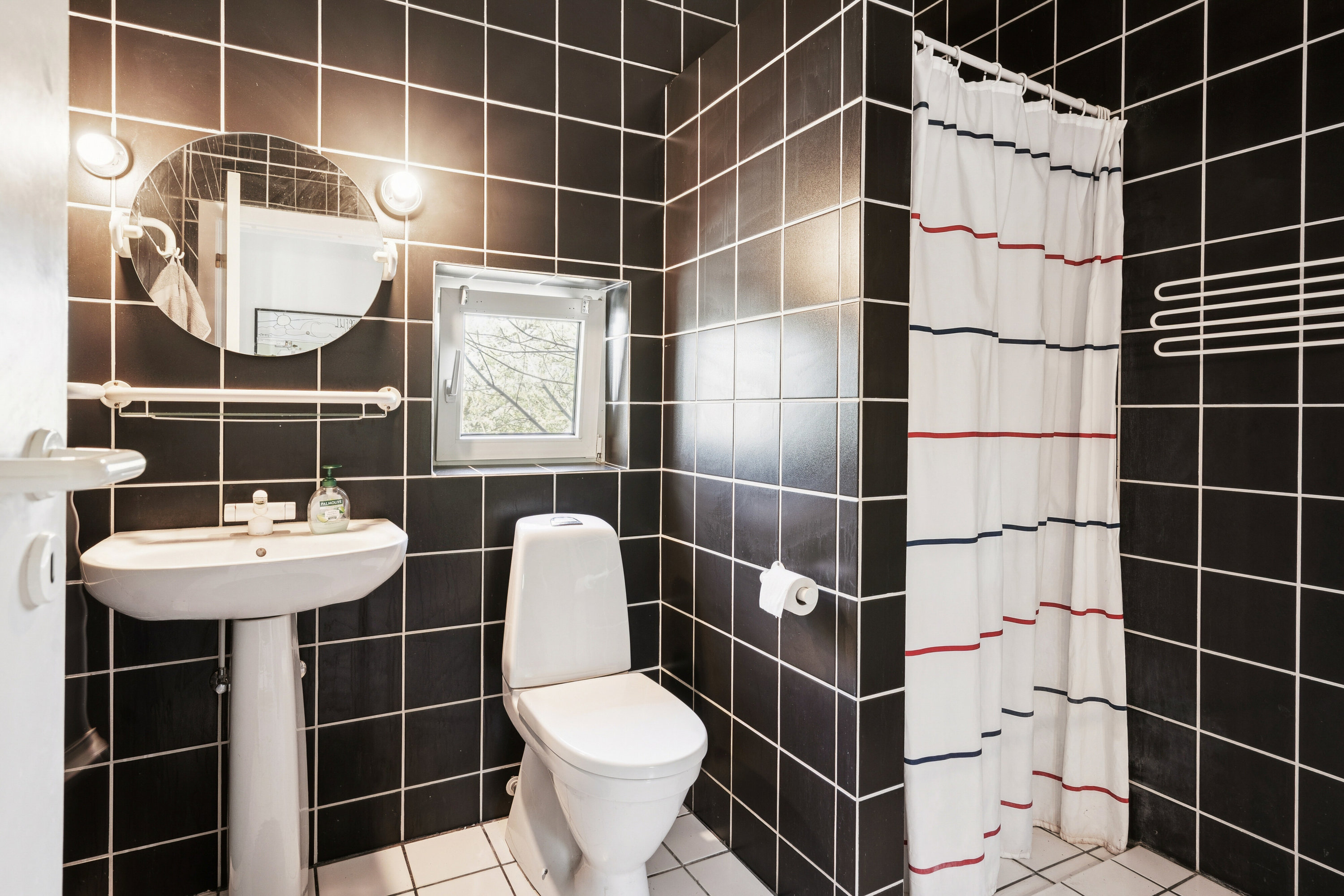 Fremhævet badeværelse billede i fuldskærmstilstand. Billede af Tyrrestrupvej 9, 8270 Højbjerg