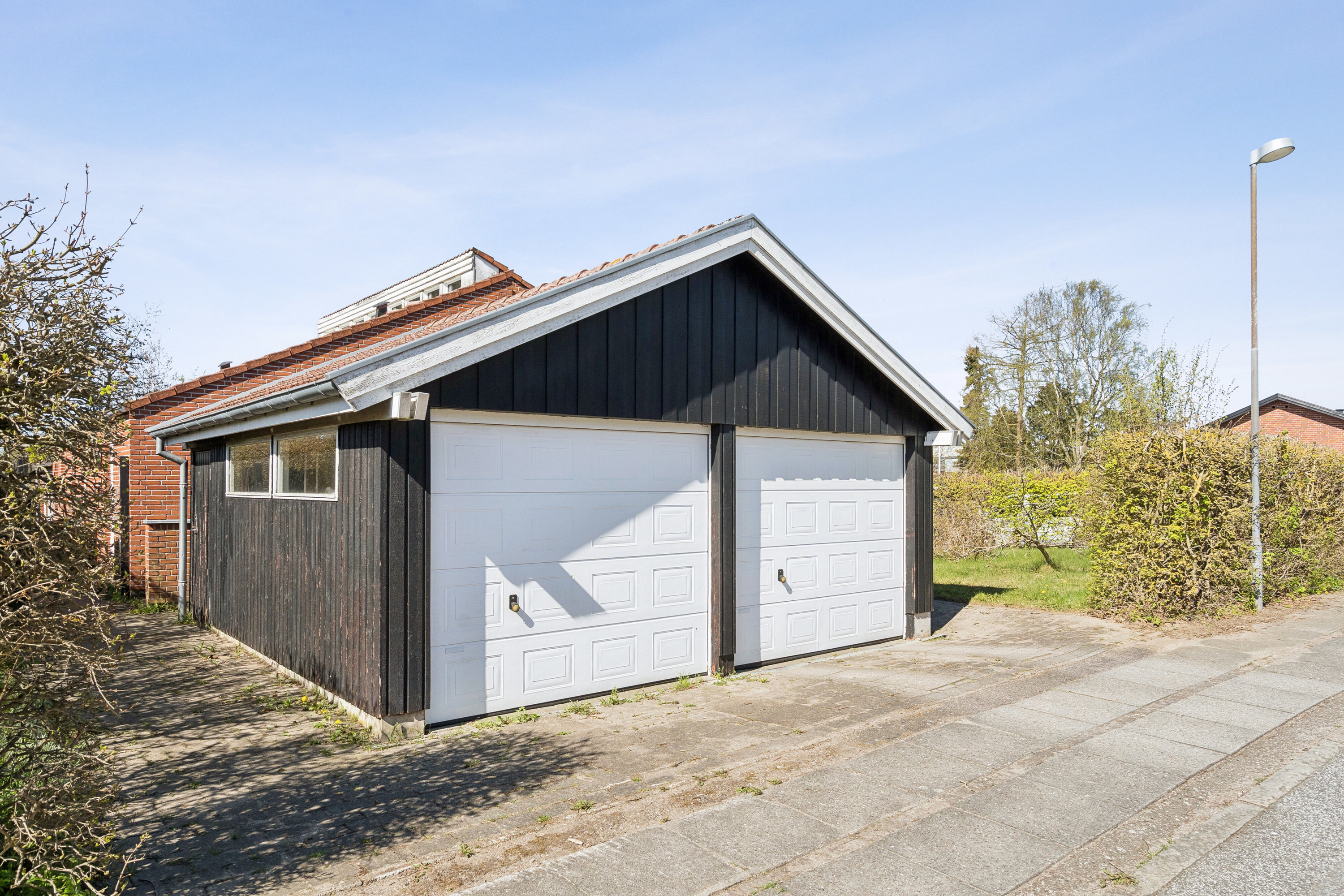 Fremhævet garage billede i fuldskærmstilstand. Billede af Tyrrestrupvej 9, 8270 Højbjerg