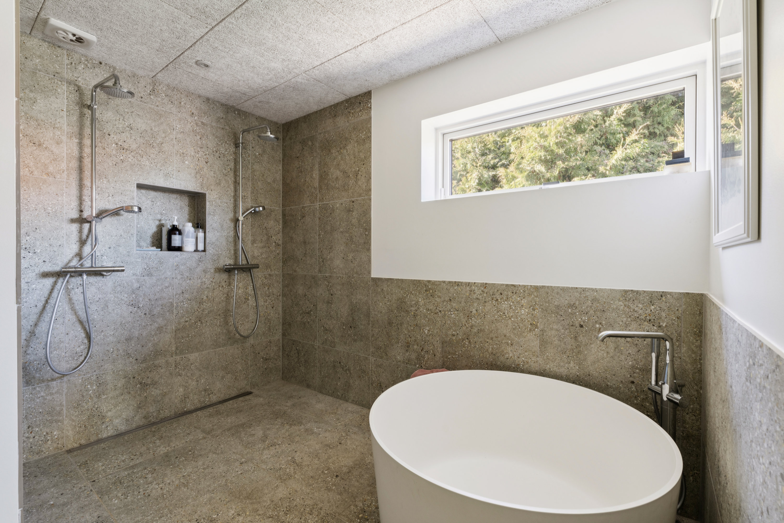 Fremhævet badeværelse billede i fuldskærmstilstand. Billede af Vibevej 11, 8240 Risskov