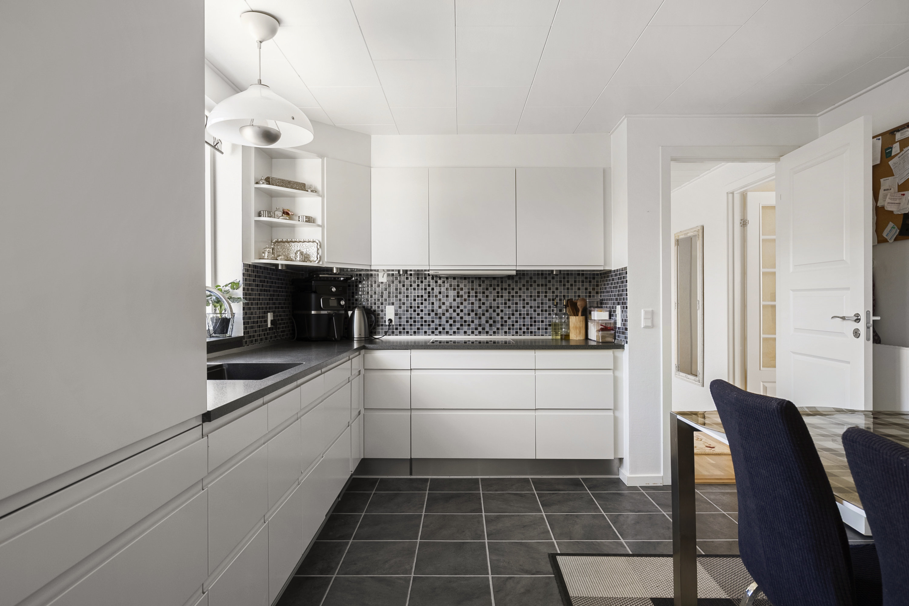 Fremhævet køkken billede i fuldskærmstilstand. Billede af Tvedvænget 27, 5240 Odense NØ