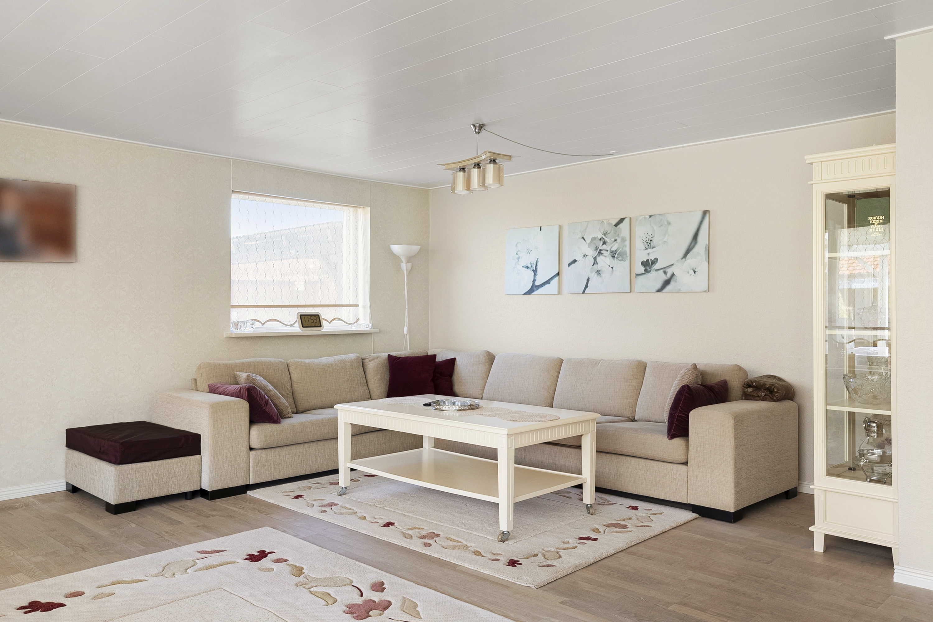 Fremhævet stue billede i fuldskærmstilstand. Billede af Tvedvænget 27, 5240 Odense NØ